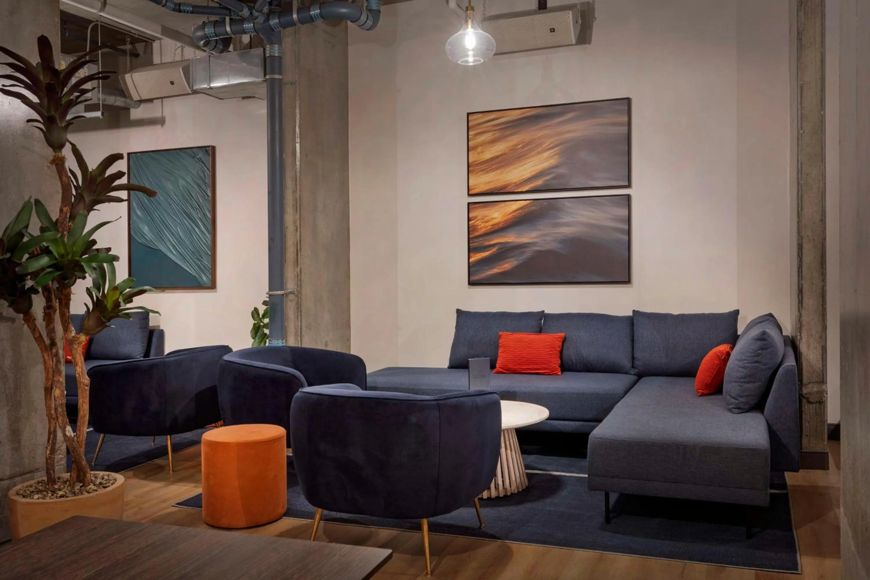 Lounge or bar in The LOOM Hotel, Tapestry Collection by Hilton