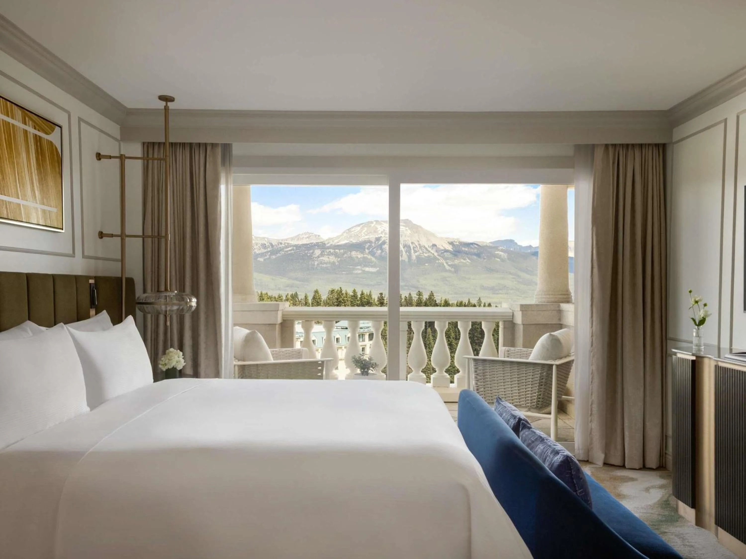 Bedroom, Bed in Fairmont Château Lake Louise