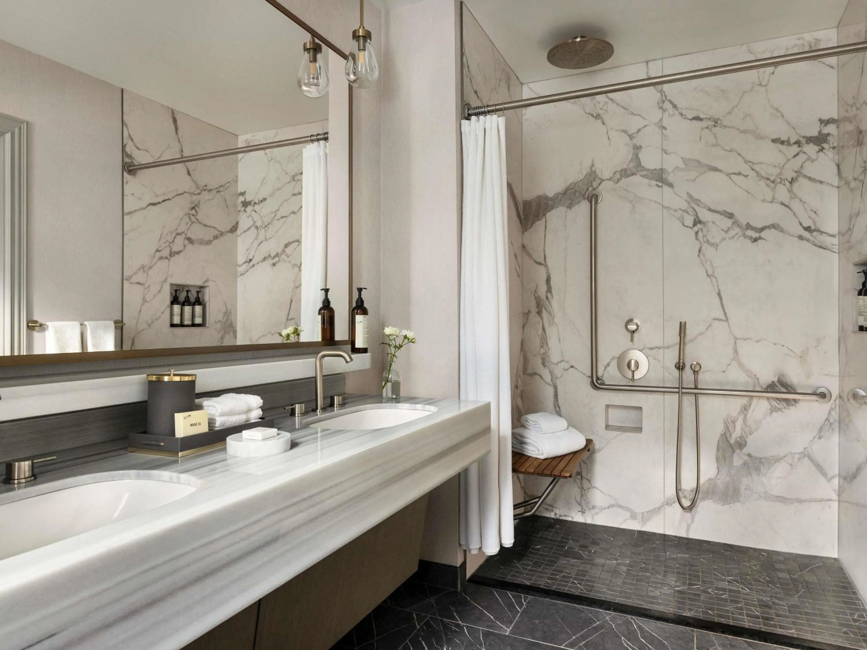 Bedroom in Fairmont Château Lake Louise