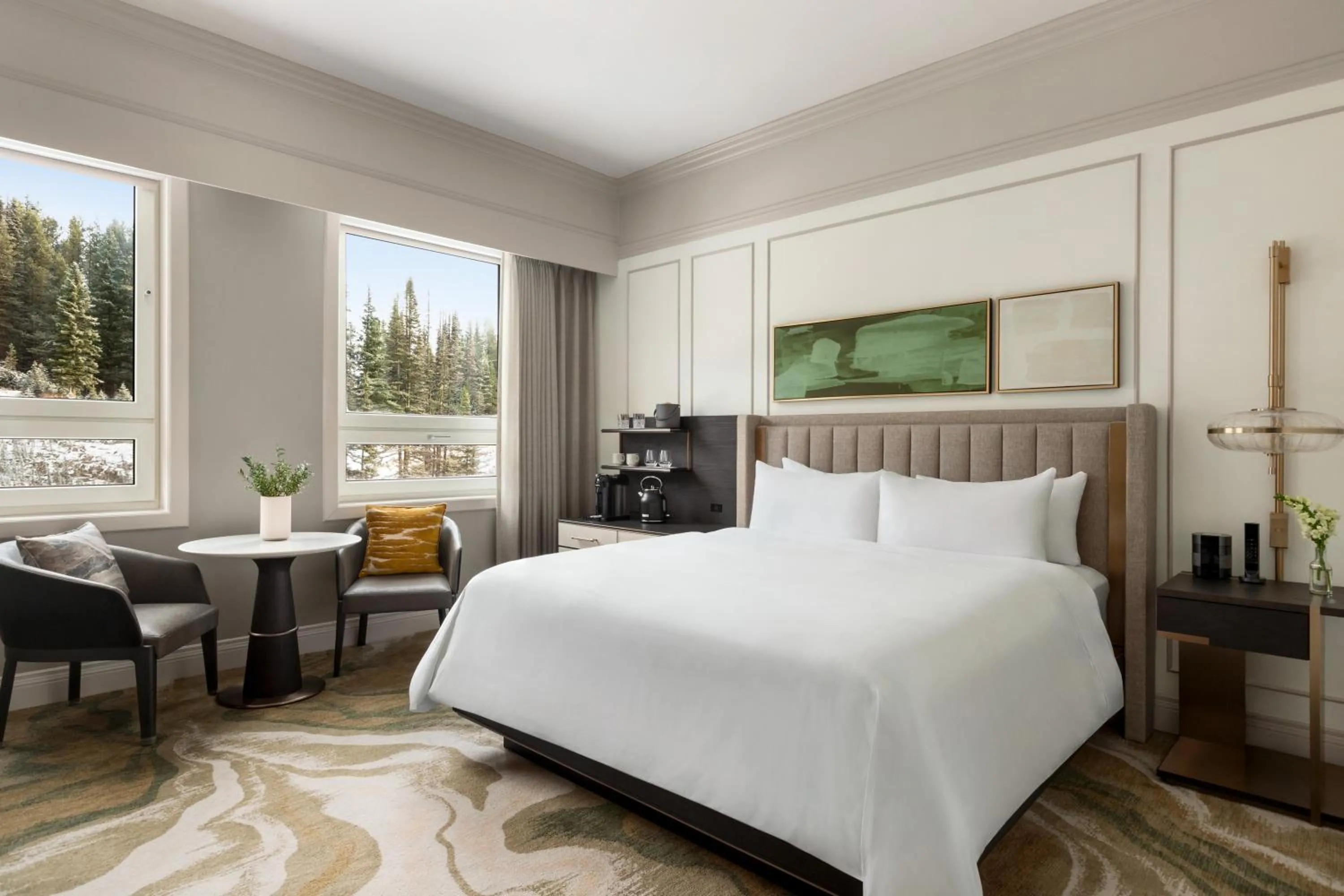 Bed in Fairmont Château Lake Louise