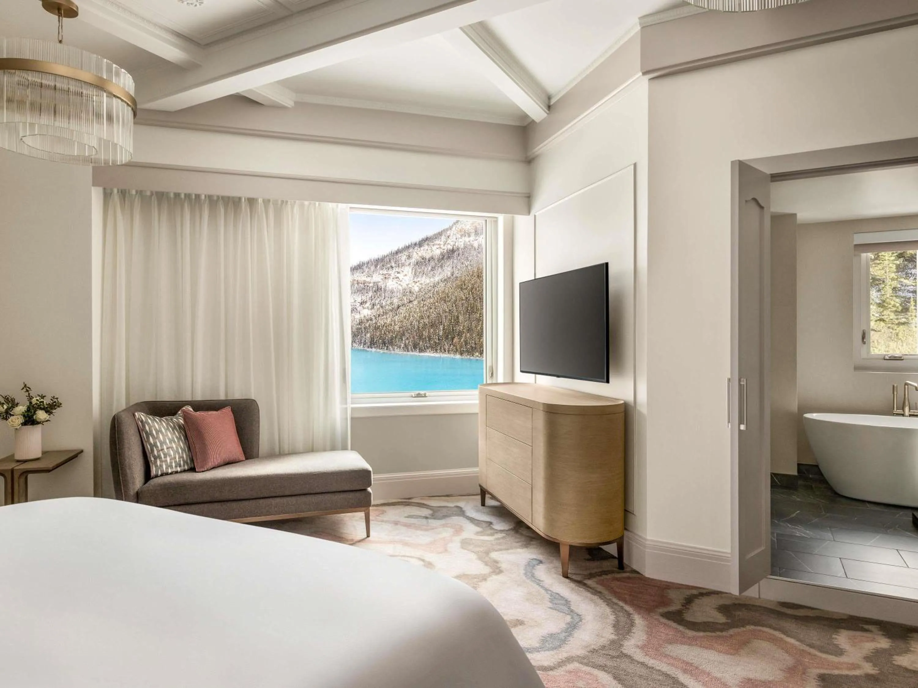 Bedroom, Bed in Fairmont Château Lake Louise