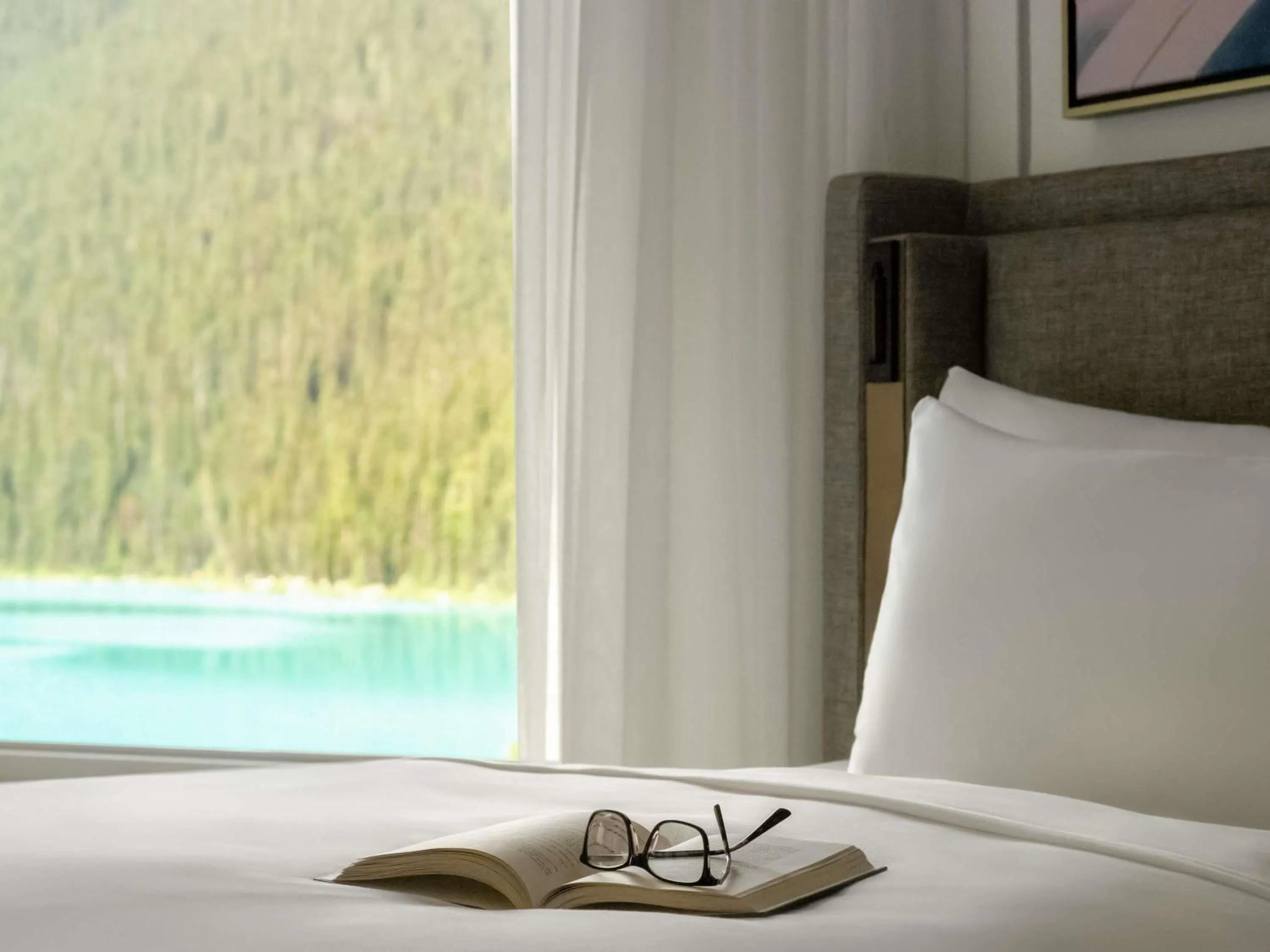 Bedroom, Bed in Fairmont Château Lake Louise