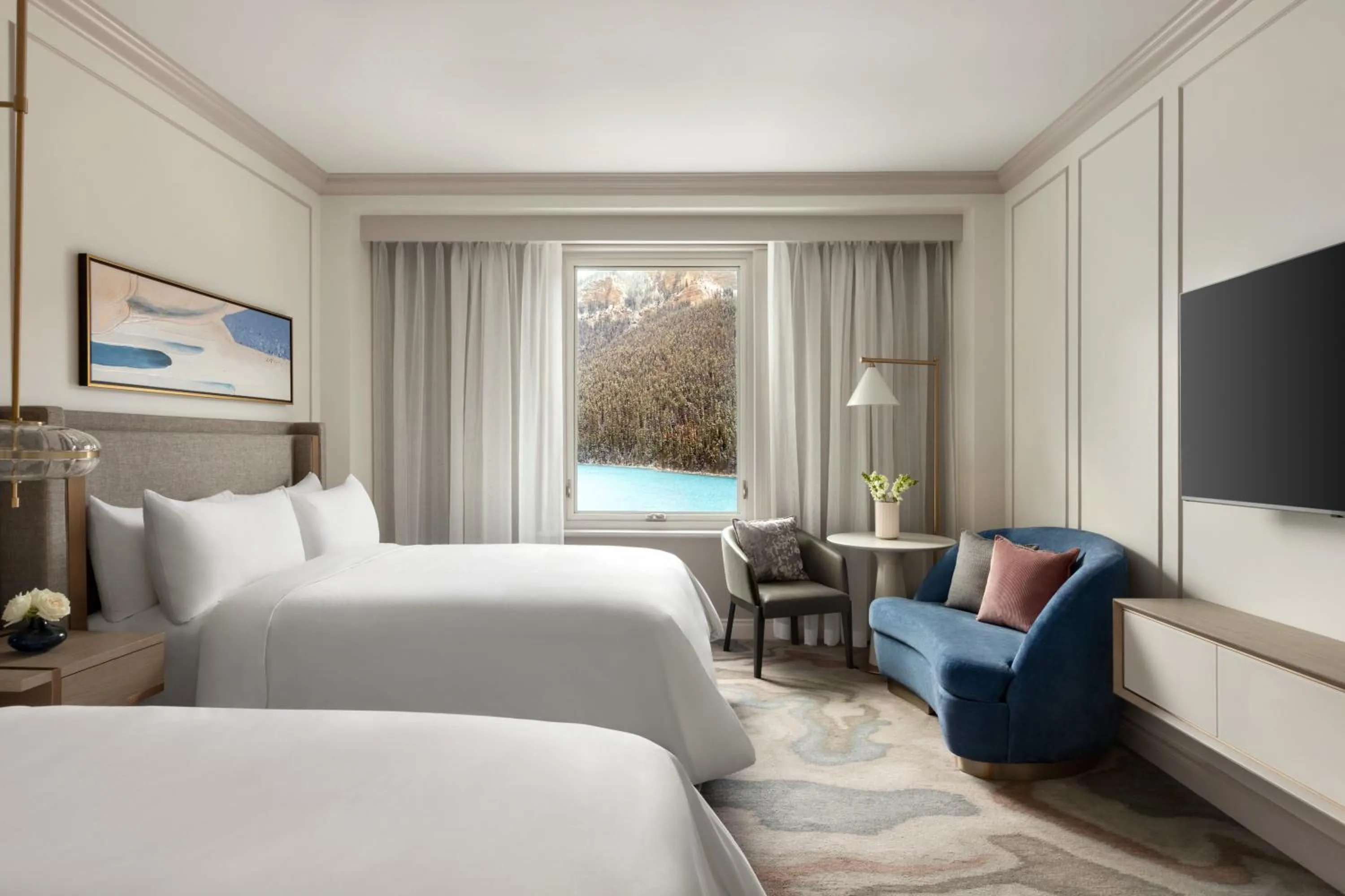 Bed in Fairmont Château Lake Louise