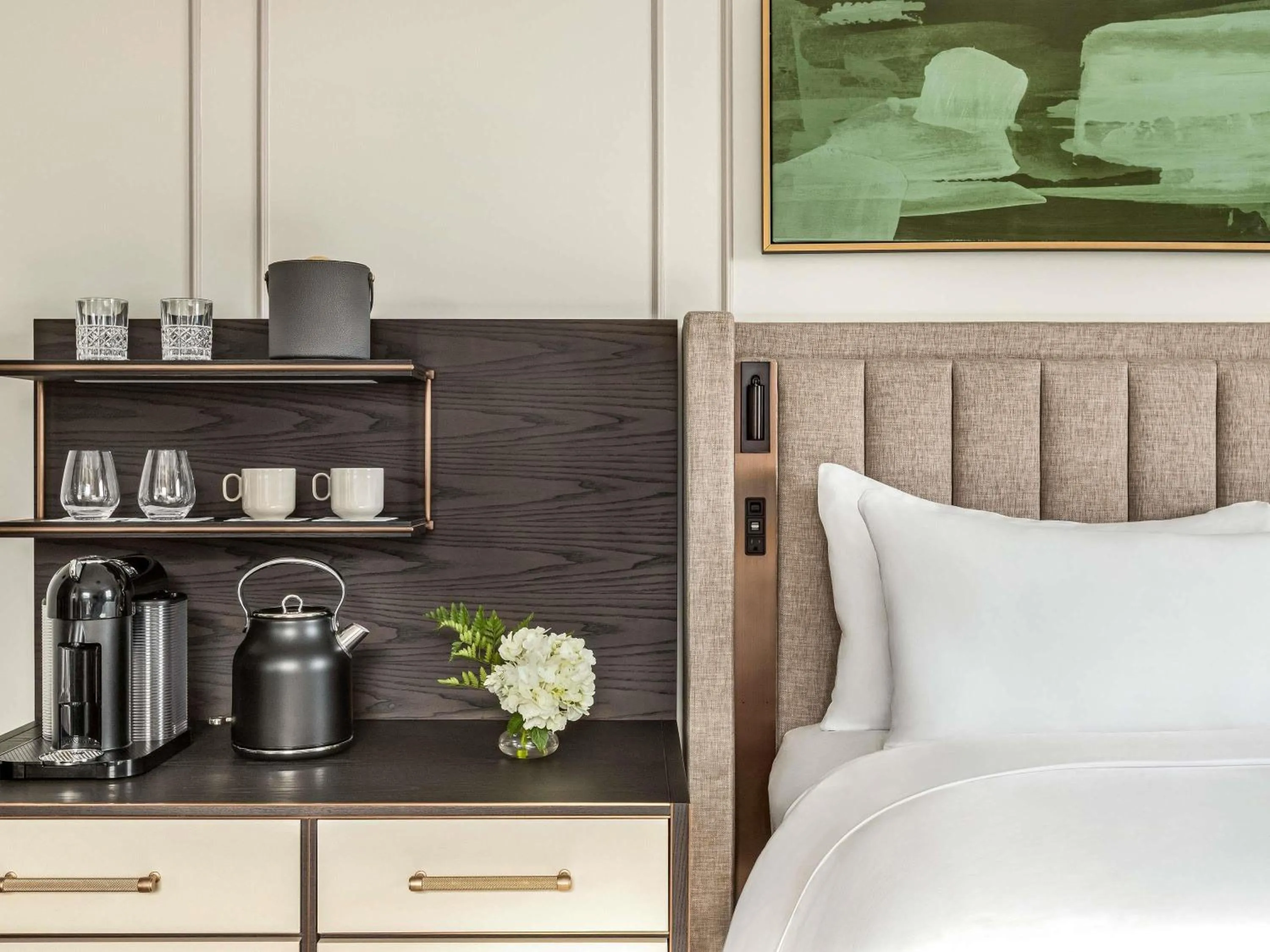 Bedroom, Bed in Fairmont Château Lake Louise