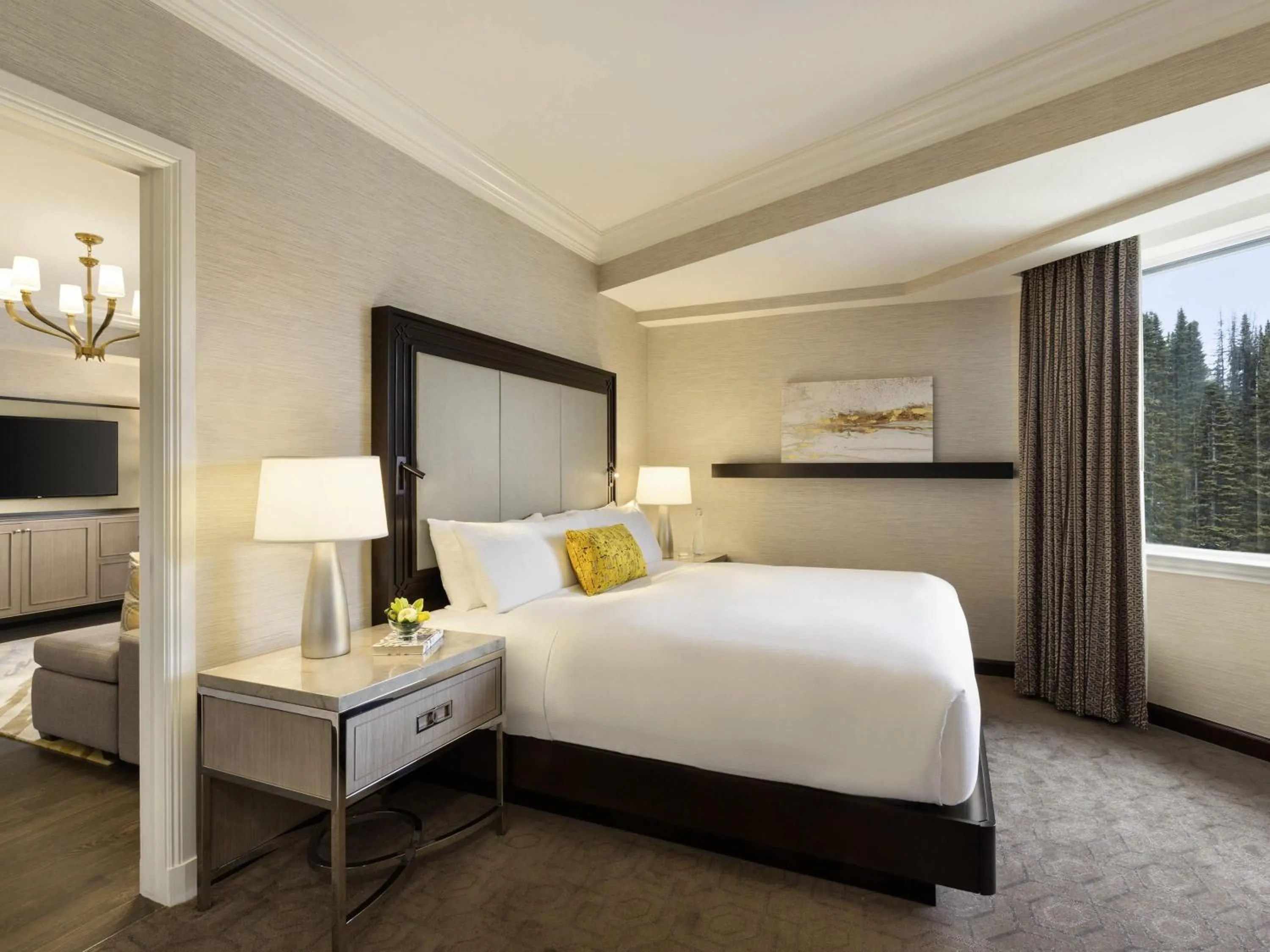 Bedroom, Bed in Fairmont Château Lake Louise