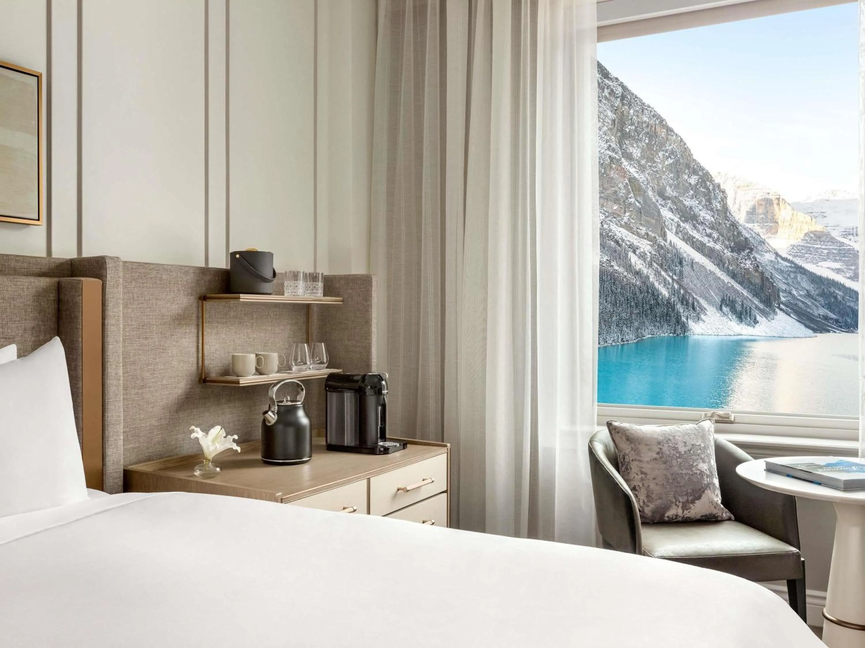 Bedroom, Bed in Fairmont Château Lake Louise