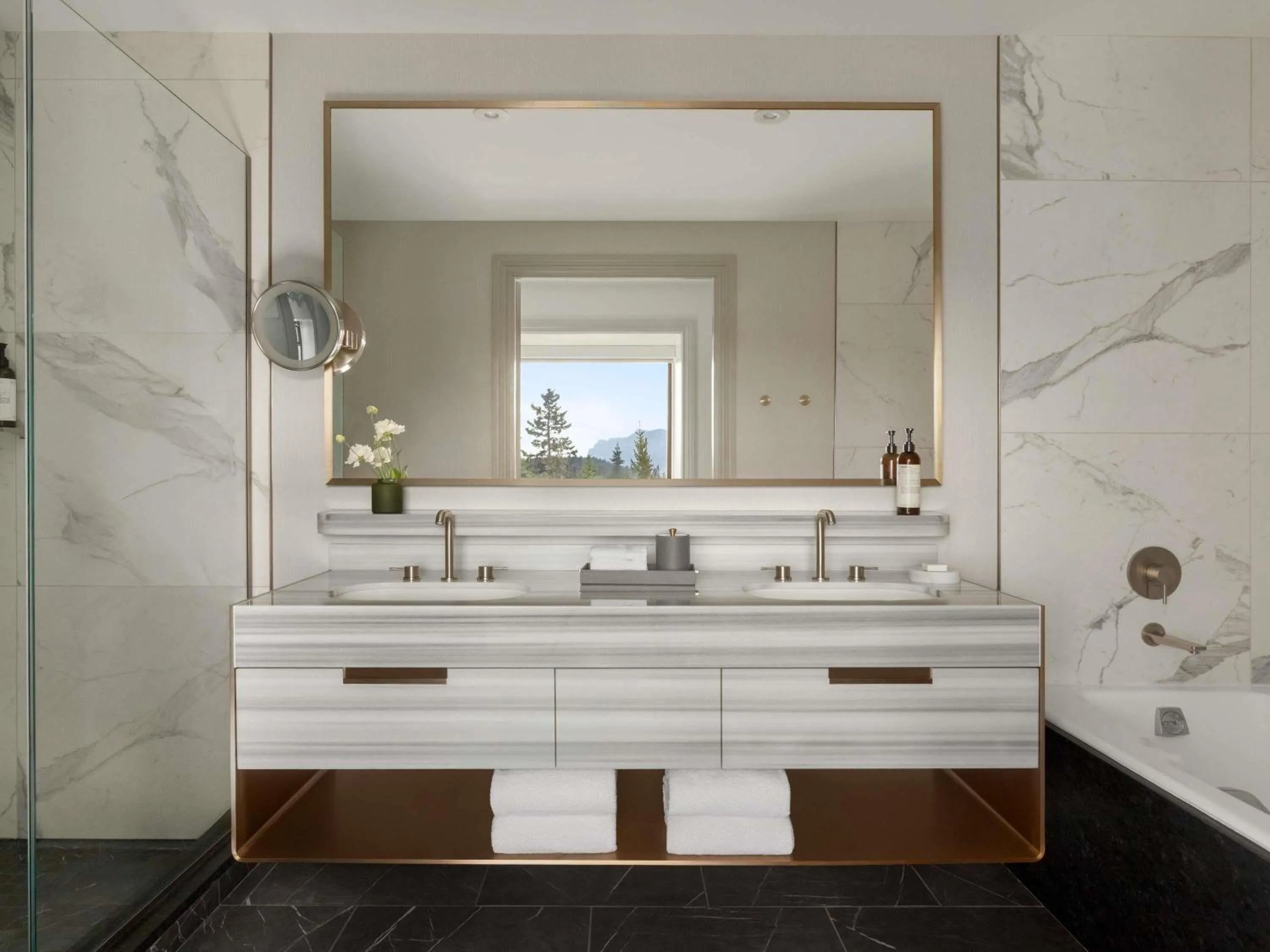 Bedroom in Fairmont Château Lake Louise