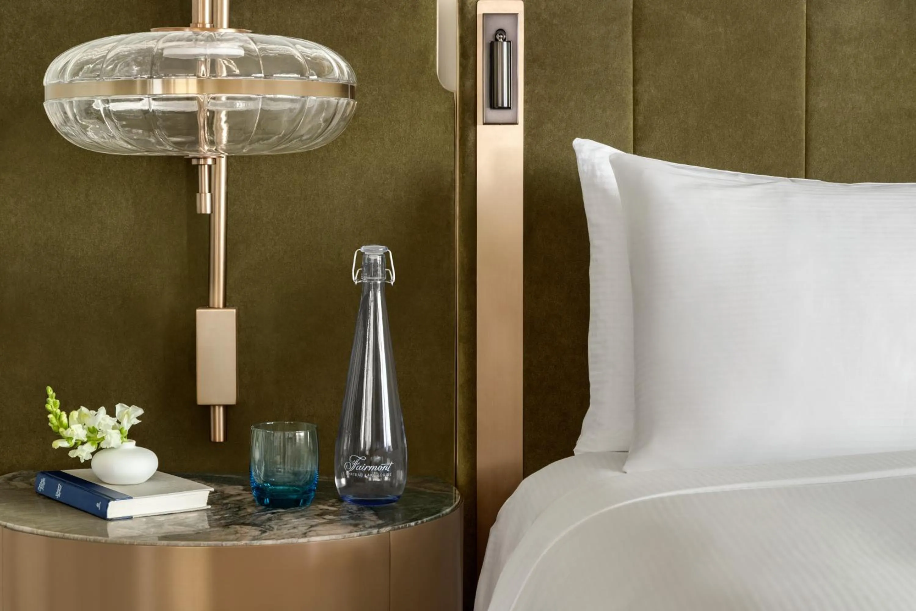 Bed in Fairmont Château Lake Louise