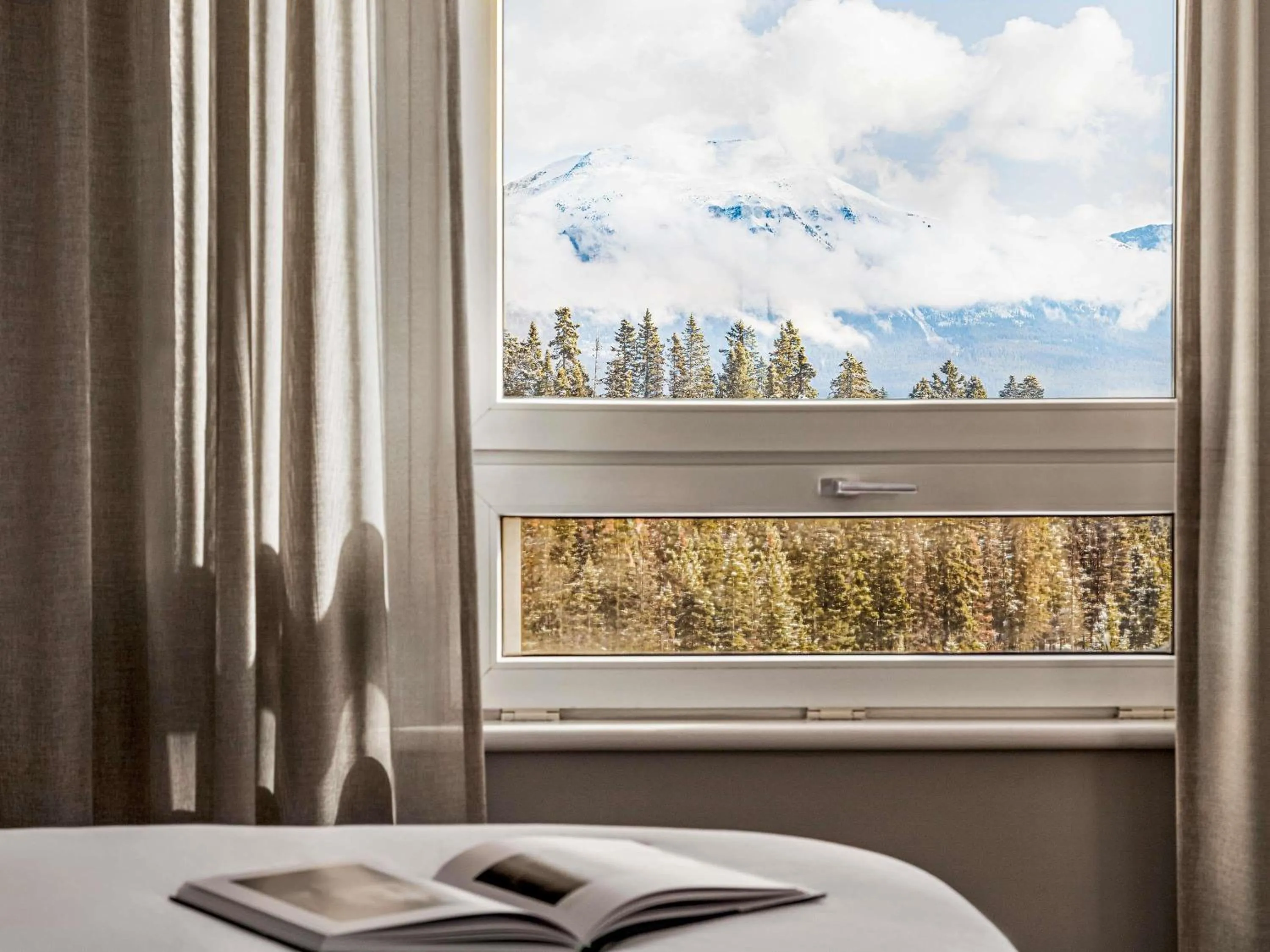 Bedroom in Fairmont Château Lake Louise