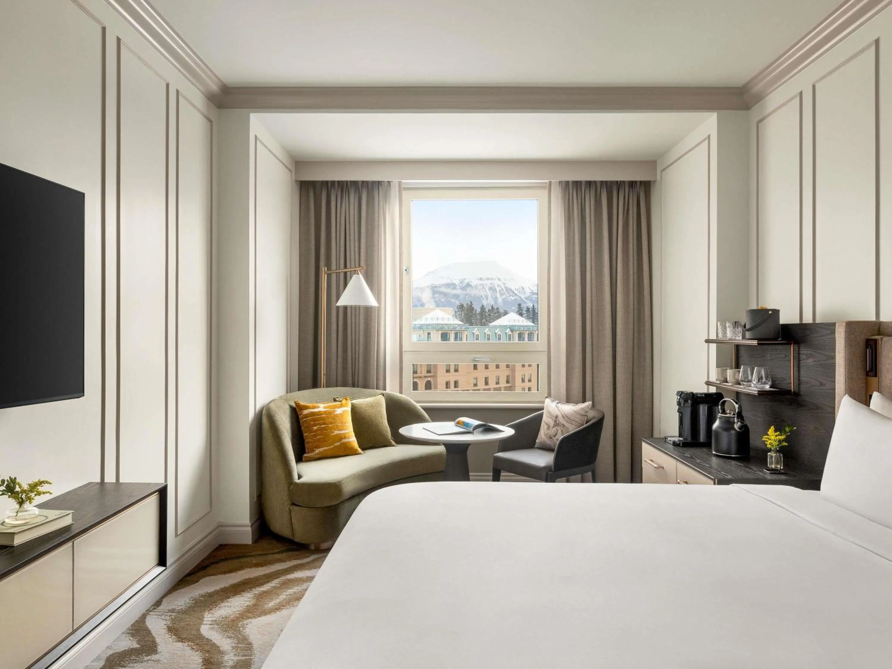 Bedroom, Bed in Fairmont Château Lake Louise