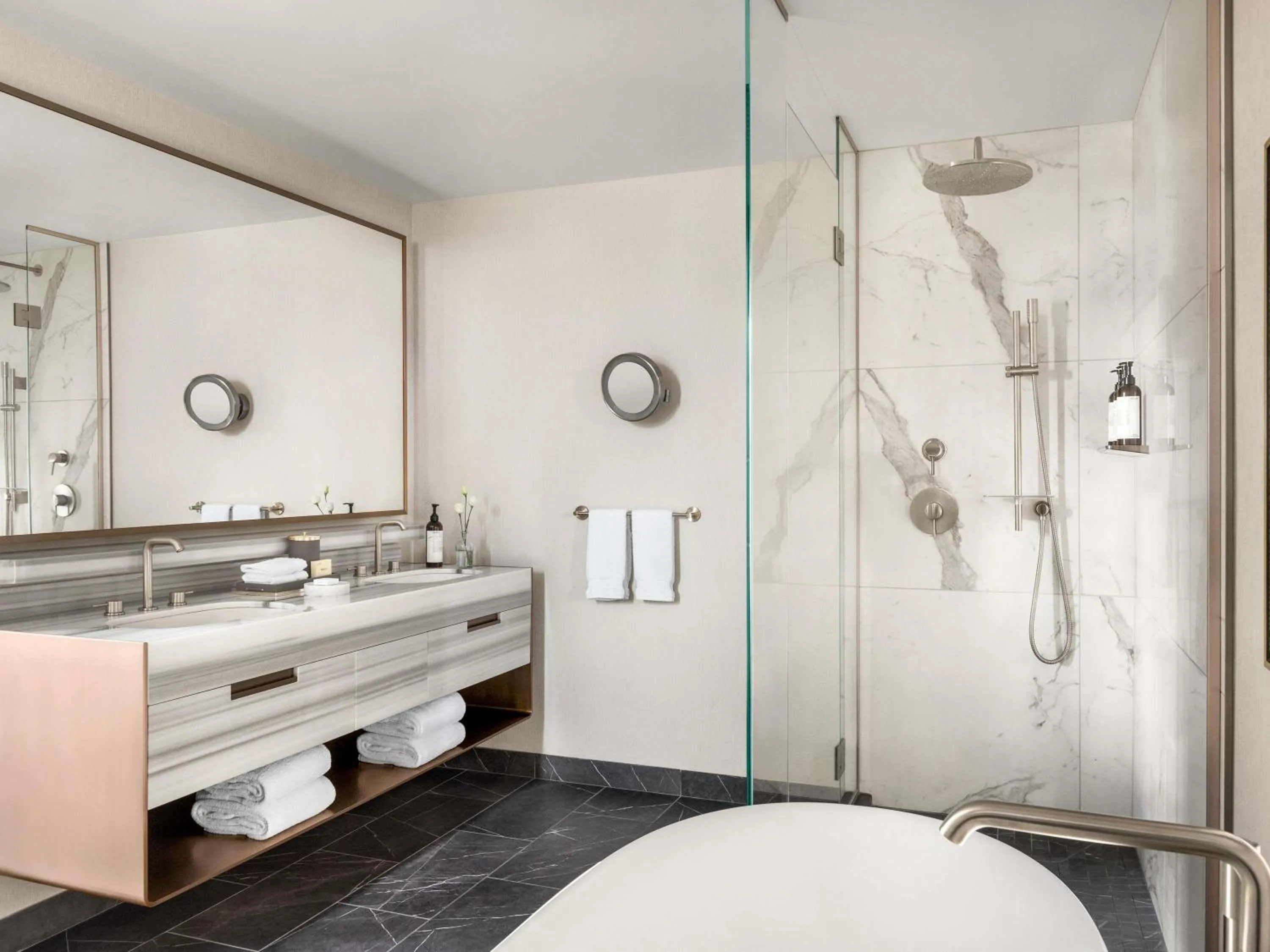 Bedroom in Fairmont Château Lake Louise