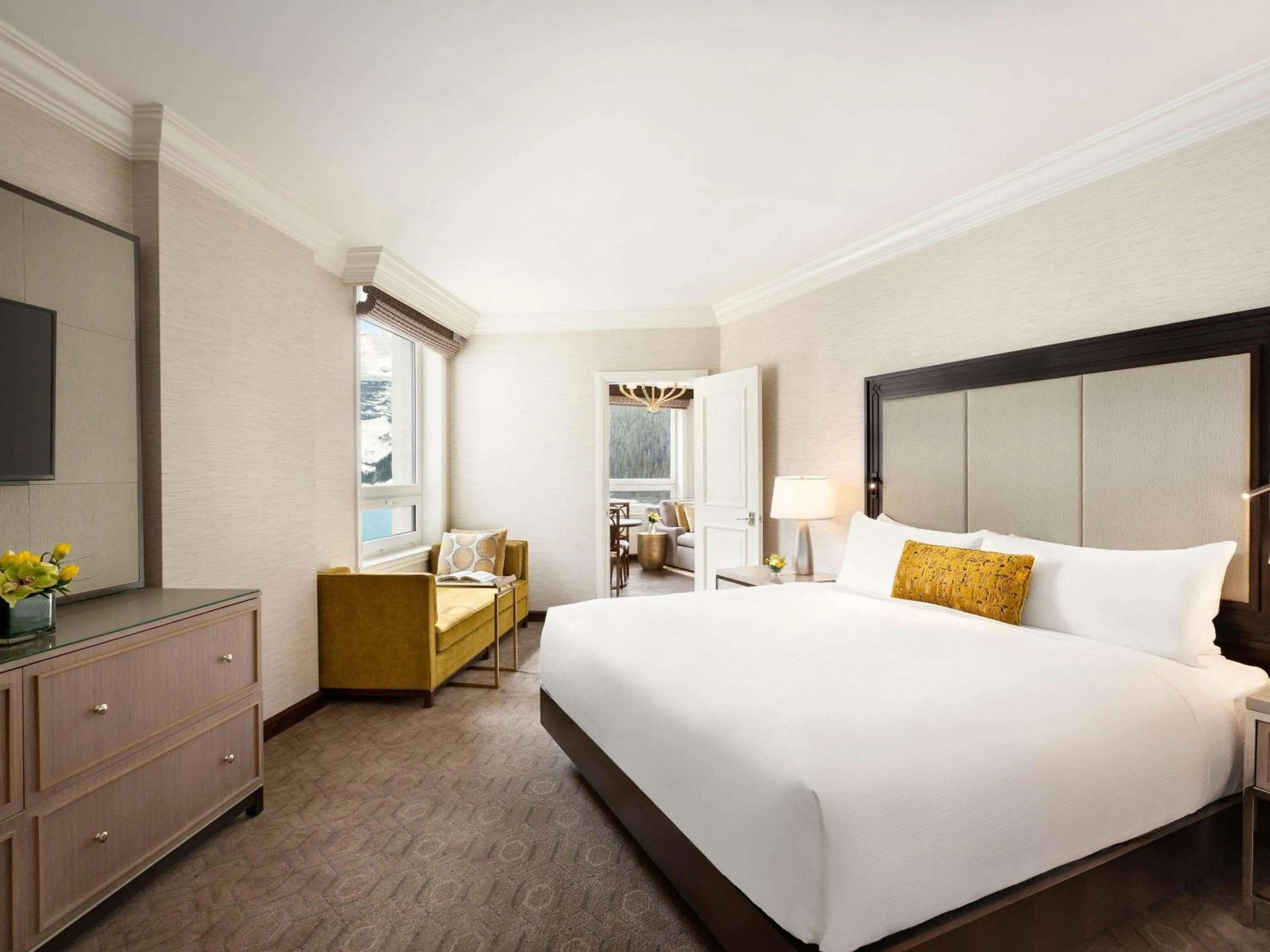 Bedroom, Bed in Fairmont Château Lake Louise