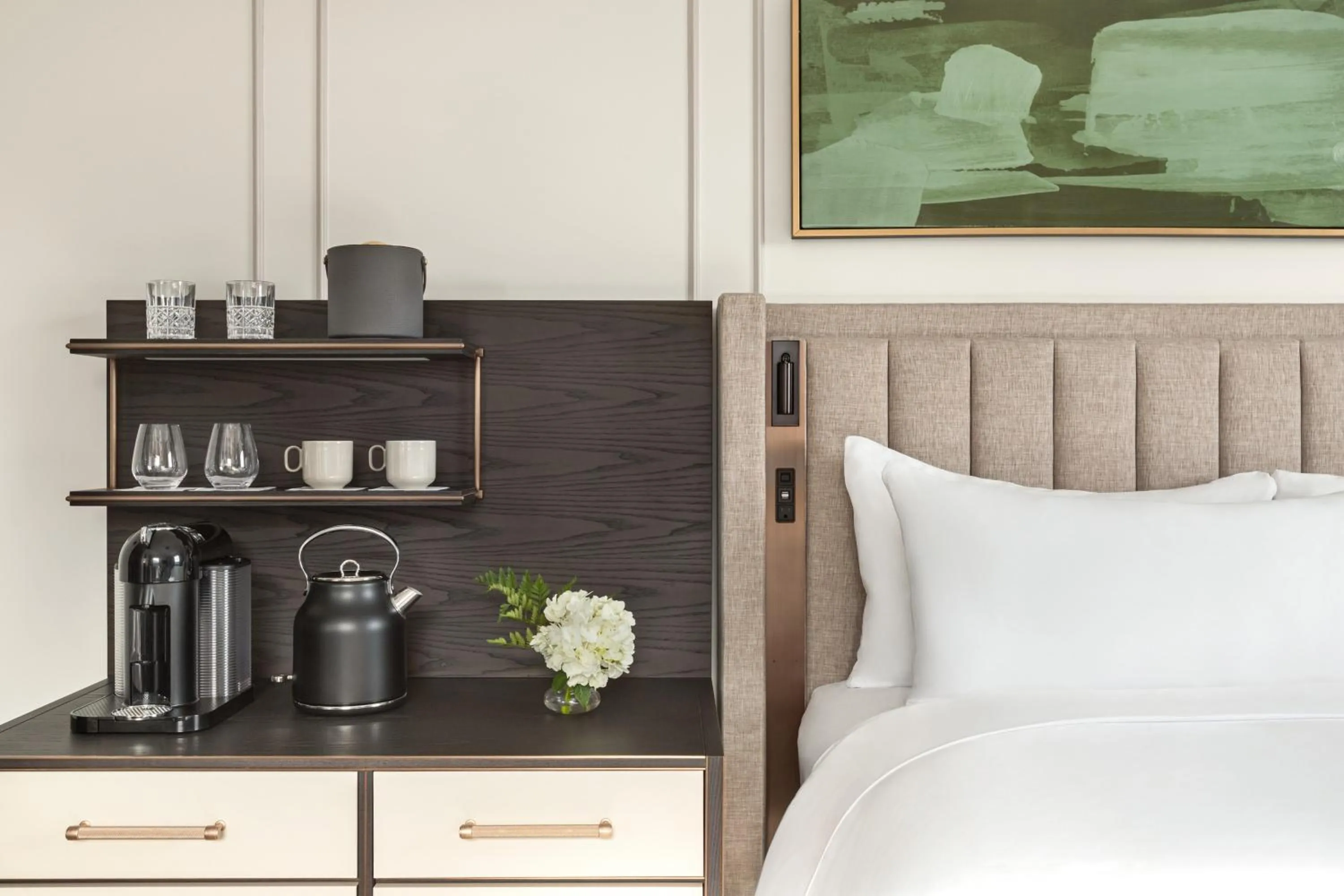 Bed in Fairmont Château Lake Louise