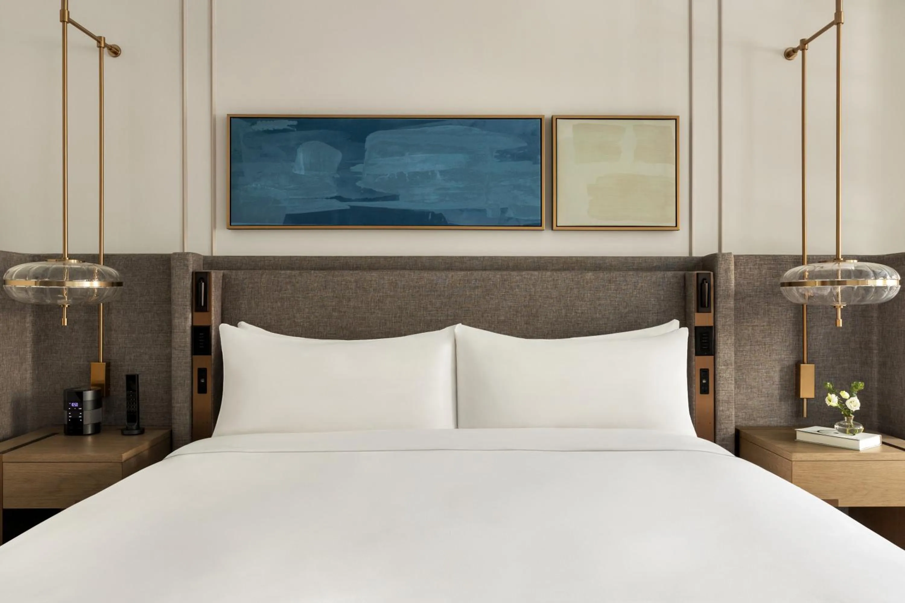 Bed in Fairmont Château Lake Louise