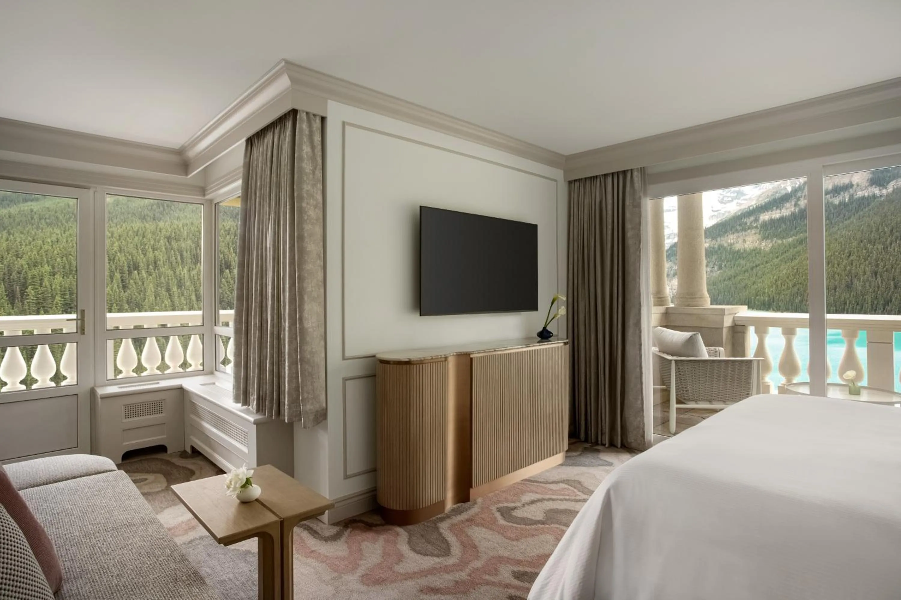 Bed in Fairmont Château Lake Louise