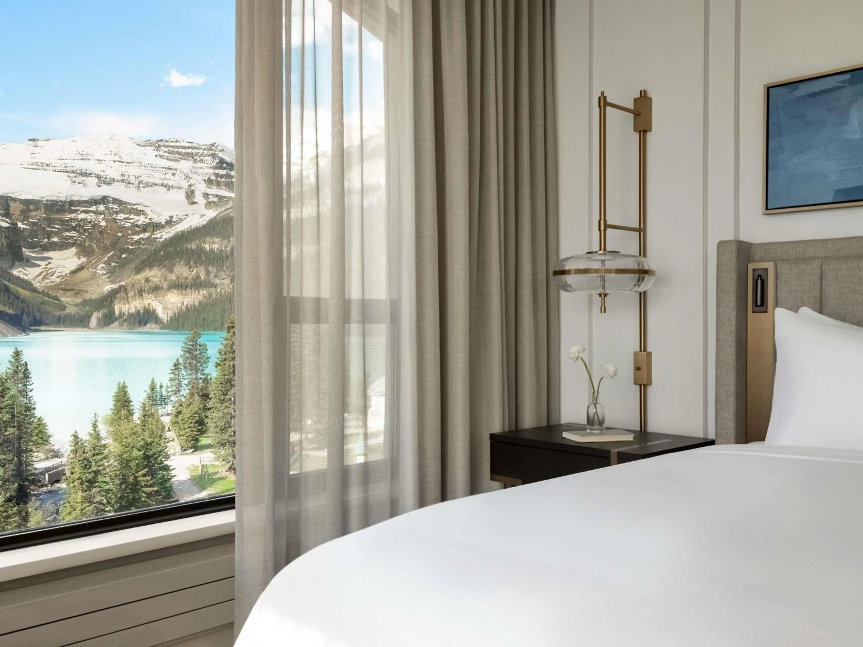 Bedroom, Bed in Fairmont Château Lake Louise