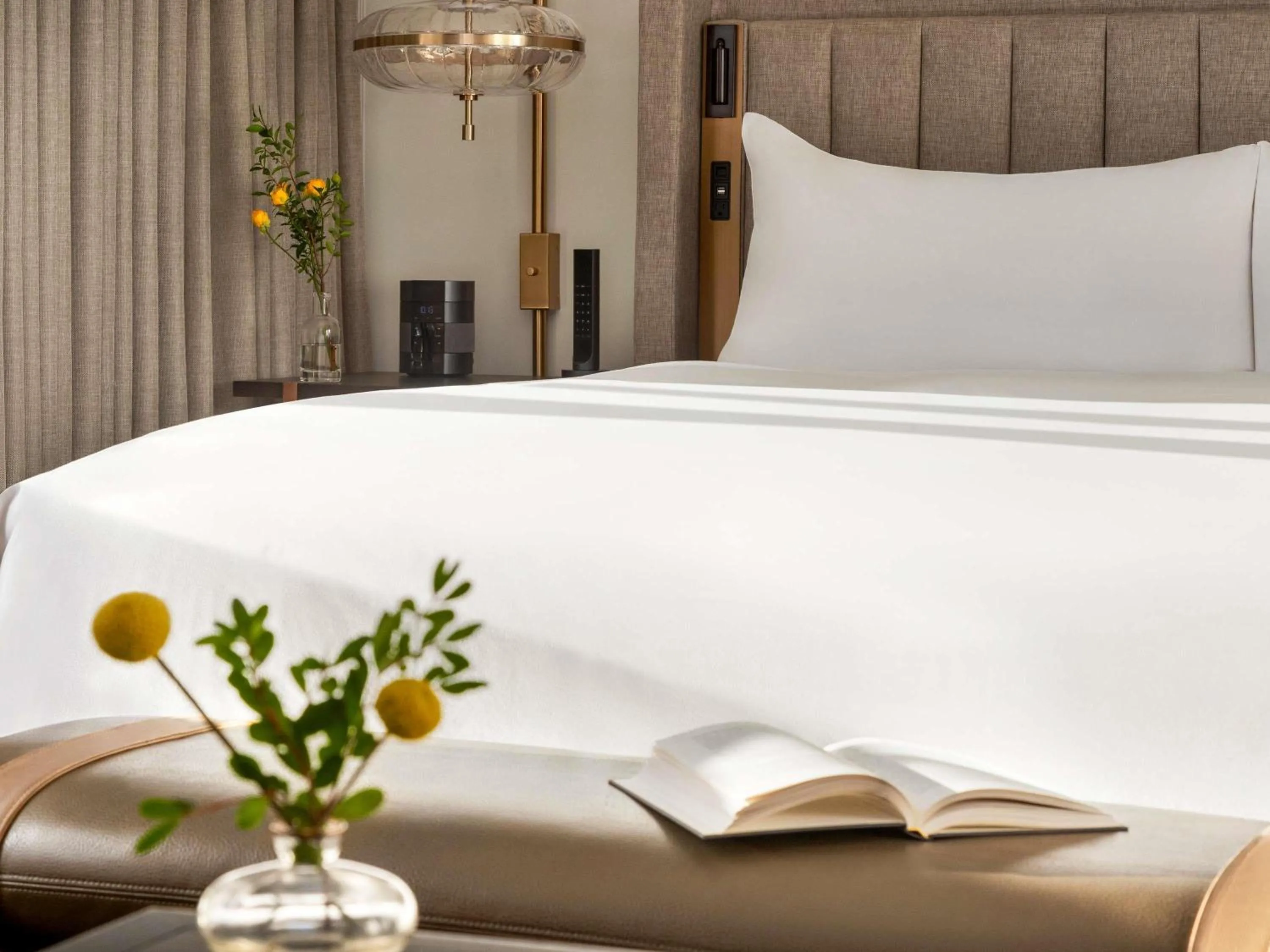 Bedroom, Bed in Fairmont Château Lake Louise