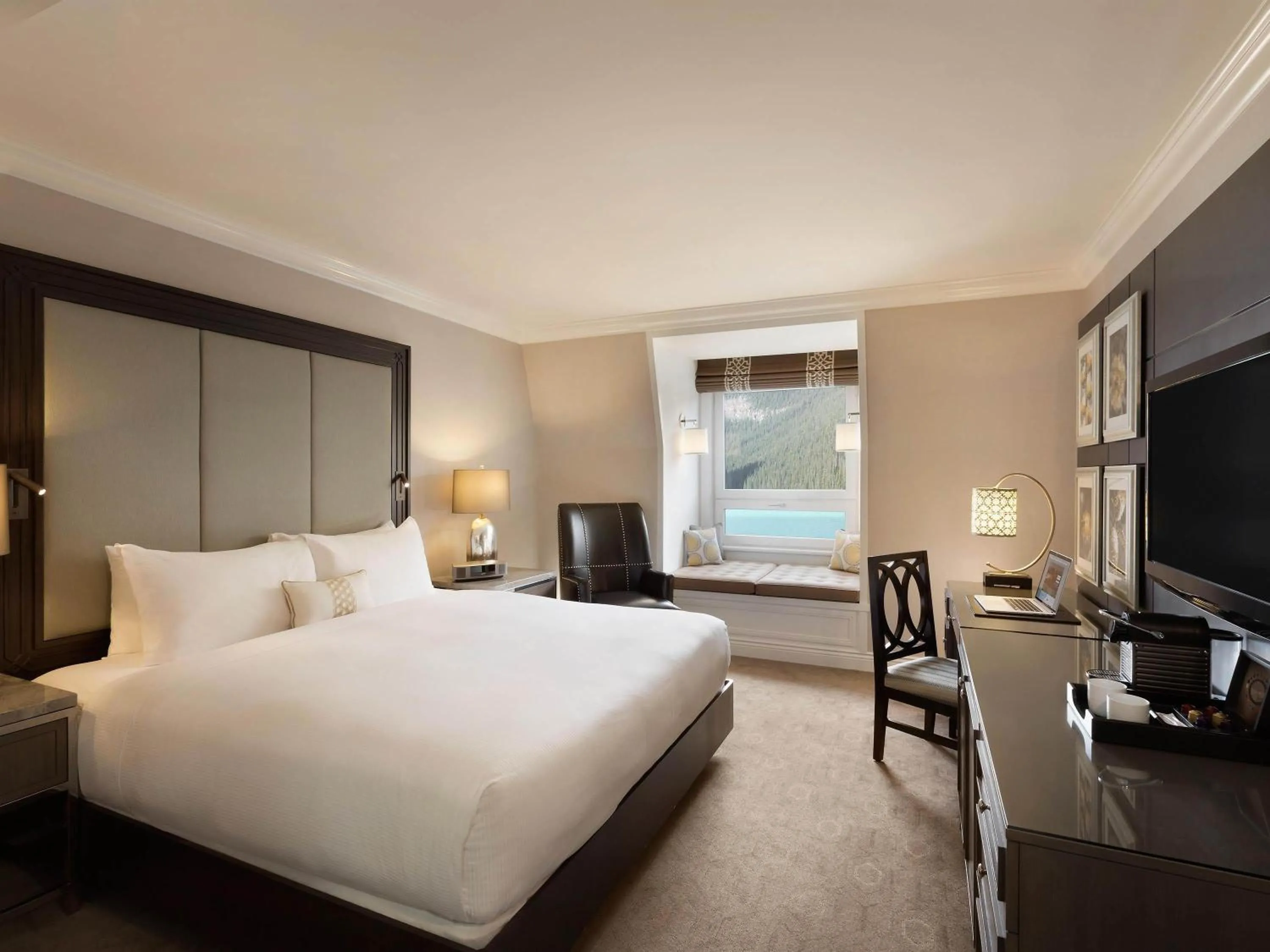 Bedroom, Bed in Fairmont Château Lake Louise