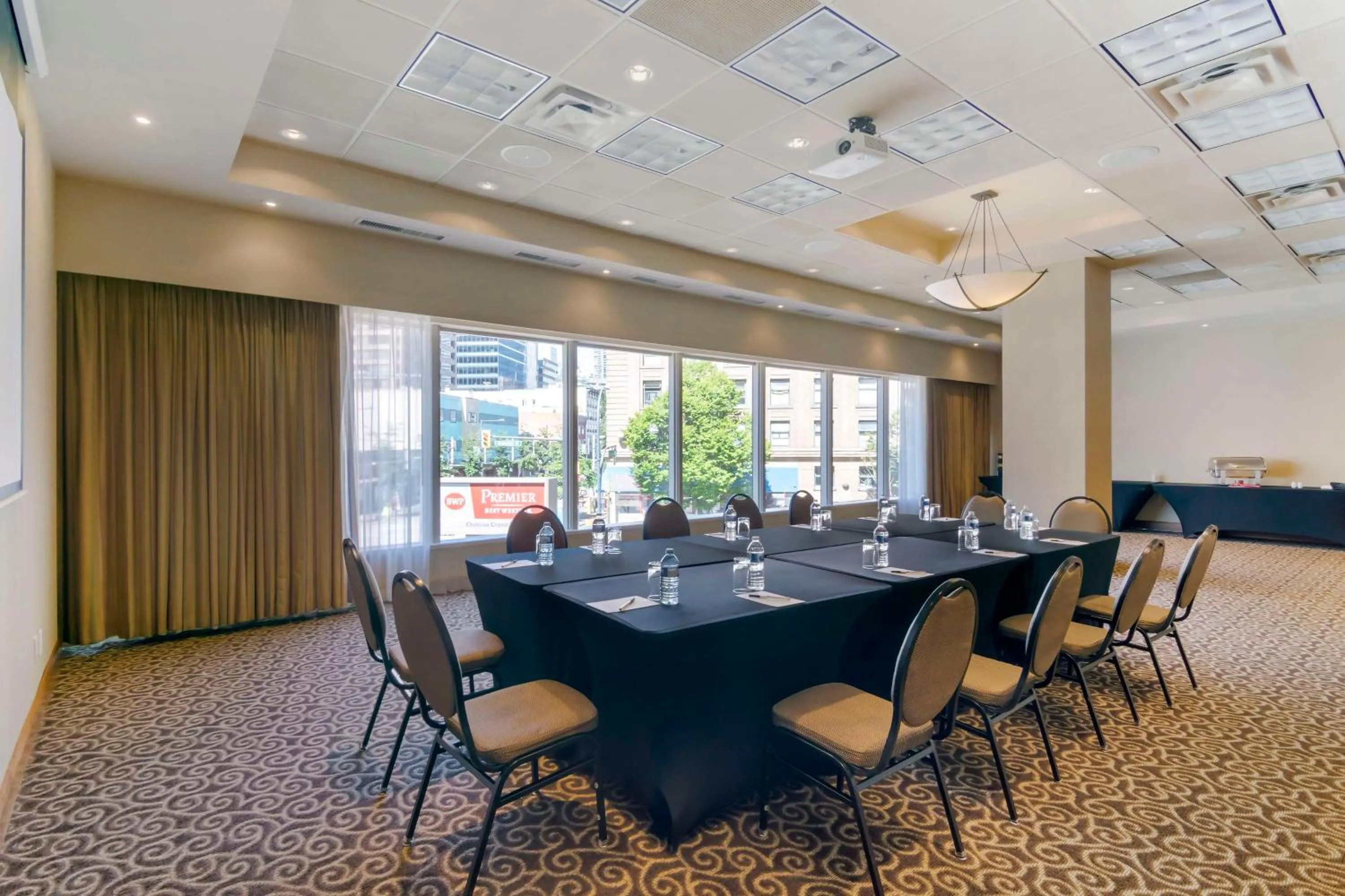 Meeting/conference room in Best Western Premier Chateau Granville Hotel & Suites & Conference Centre