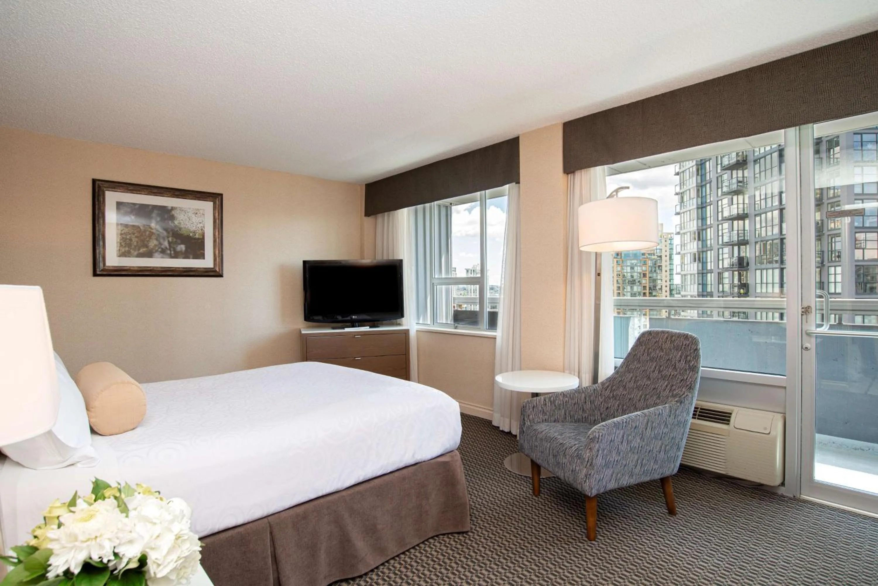TV and multimedia, Bed in Best Western Premier Chateau Granville Hotel & Suites & Conference Centre