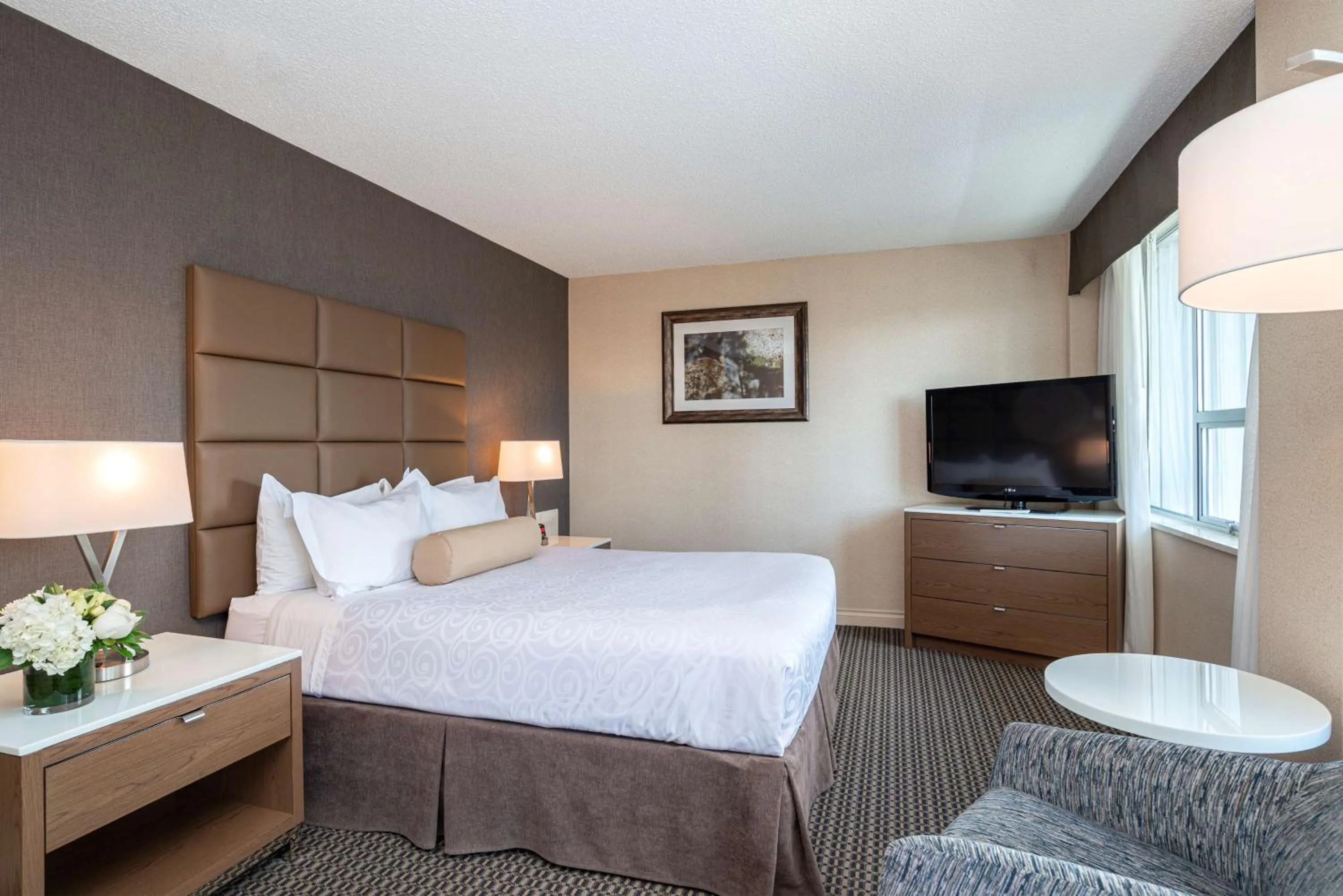 TV and multimedia, Bed in Best Western Premier Chateau Granville Hotel & Suites & Conference Centre