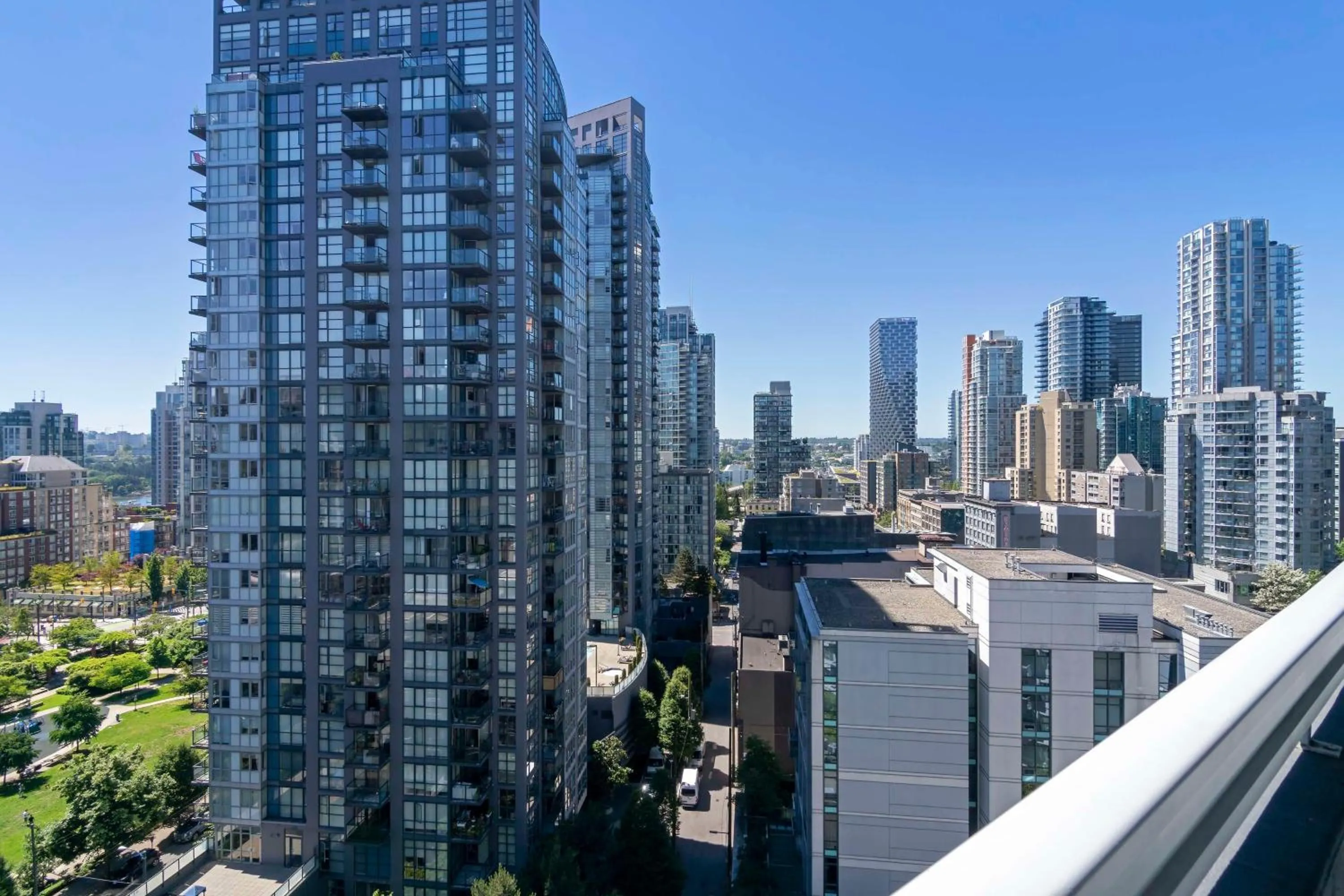 Property building in Best Western Premier Chateau Granville Hotel & Suites & Conference Centre