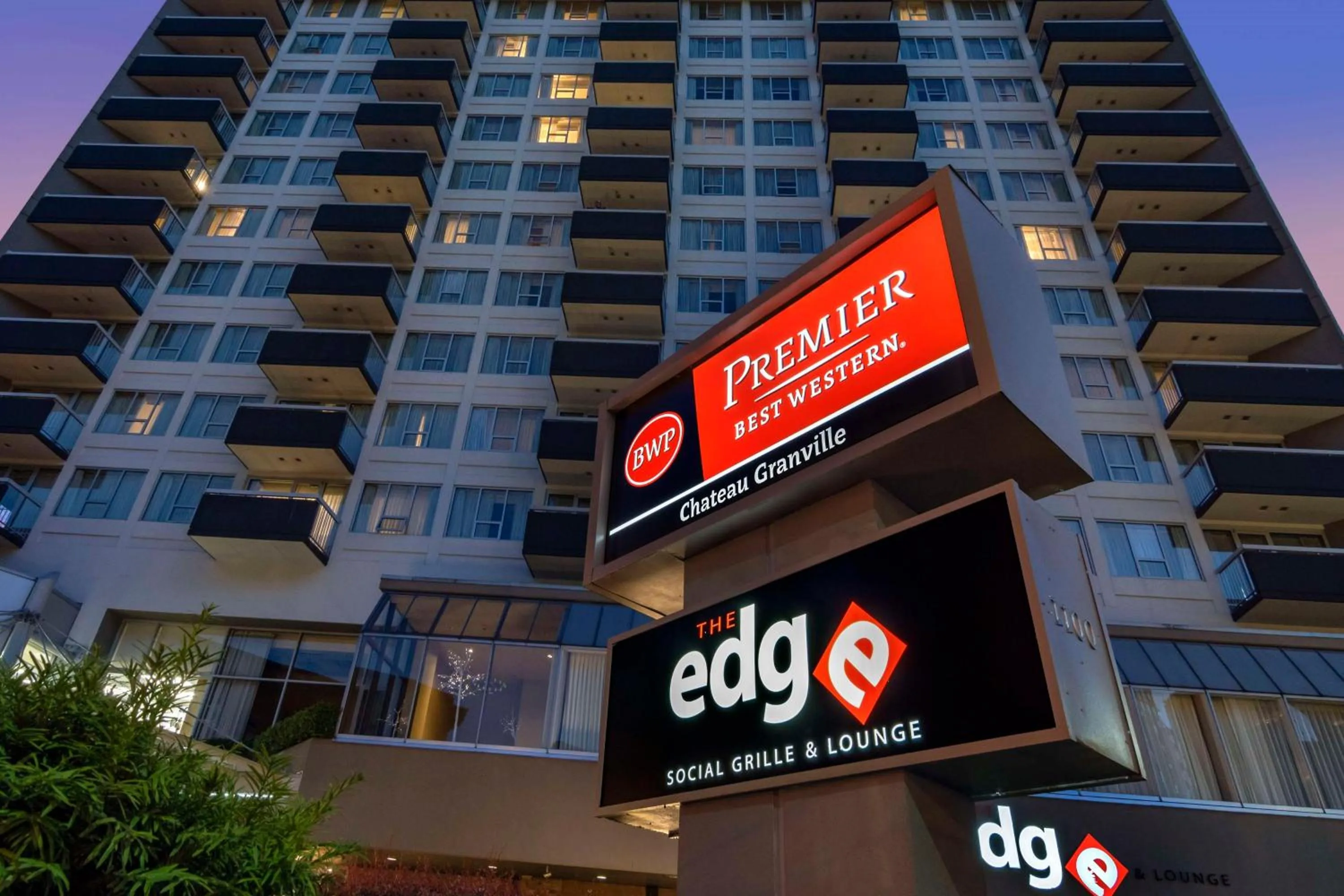 Property building in Best Western Premier Chateau Granville Hotel & Suites & Conference Centre