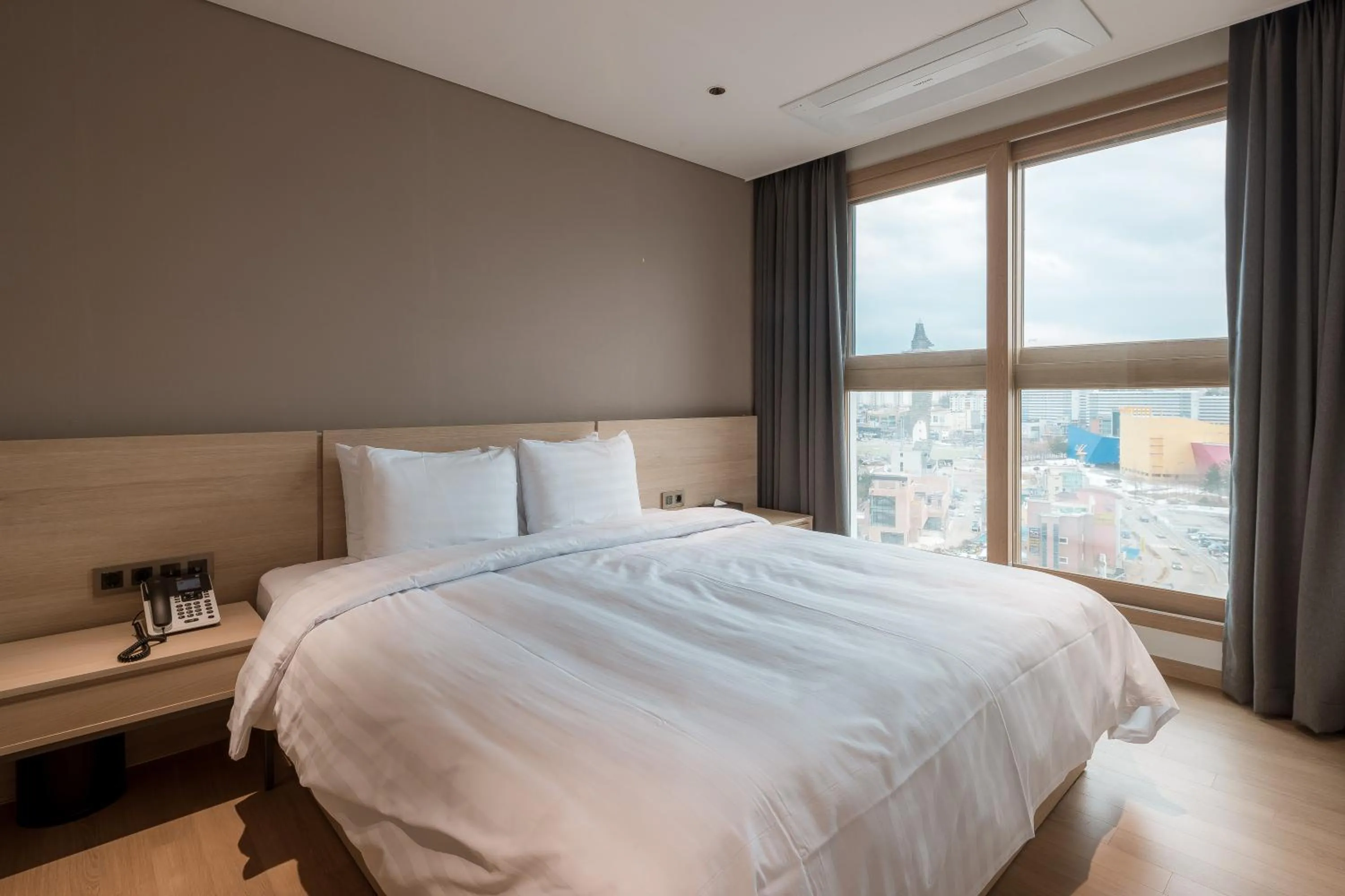 Photo of the whole room, Bed in Chestertons Sokcho