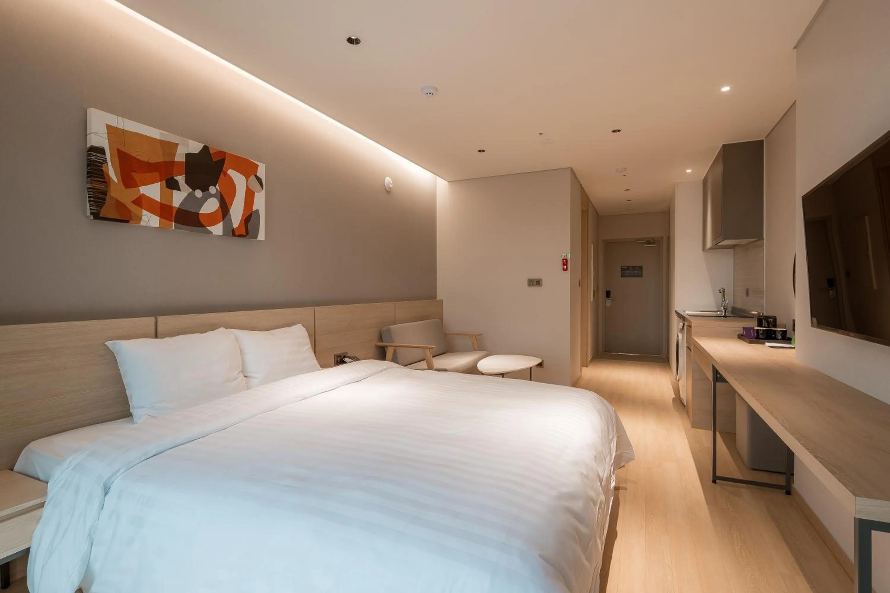 Photo of the whole room, Bed in Chestertons Sokcho