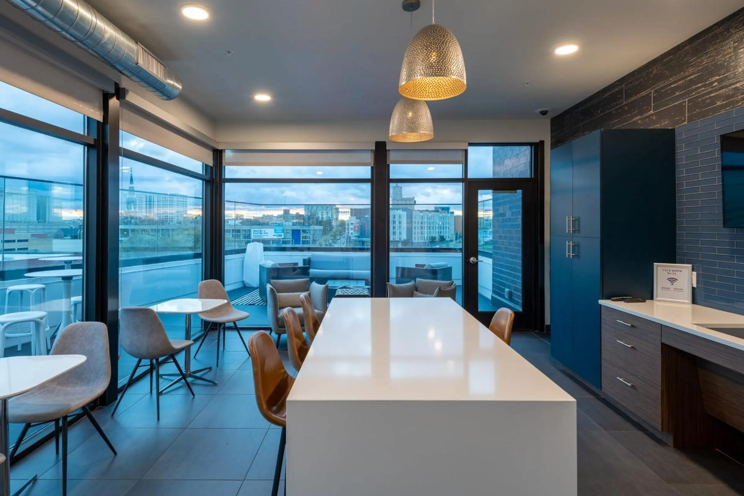 Modern 1BR Apt with Rooftop, Gym, and Parking