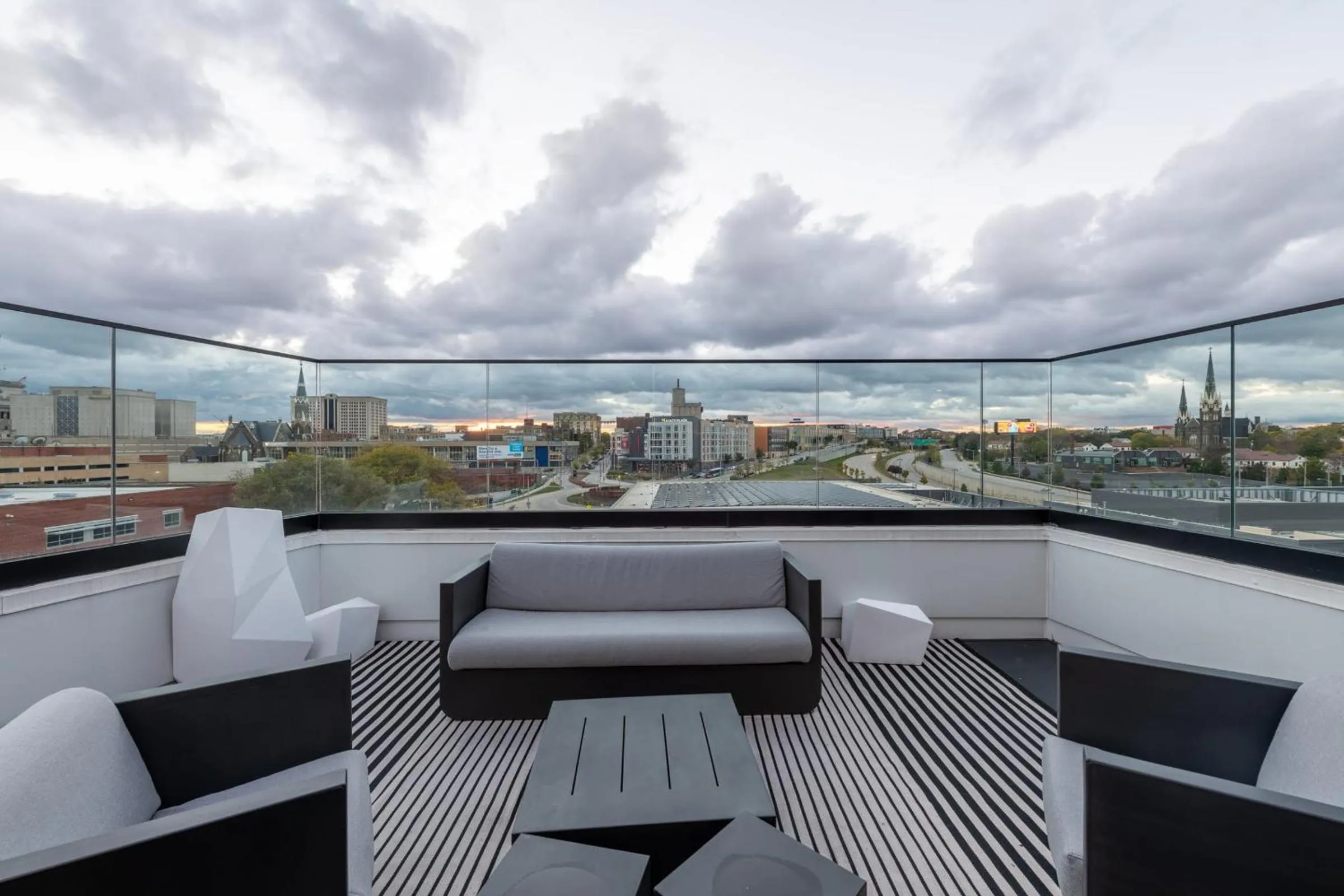 Modern 1BR Apt with Rooftop, Gym, and Parking