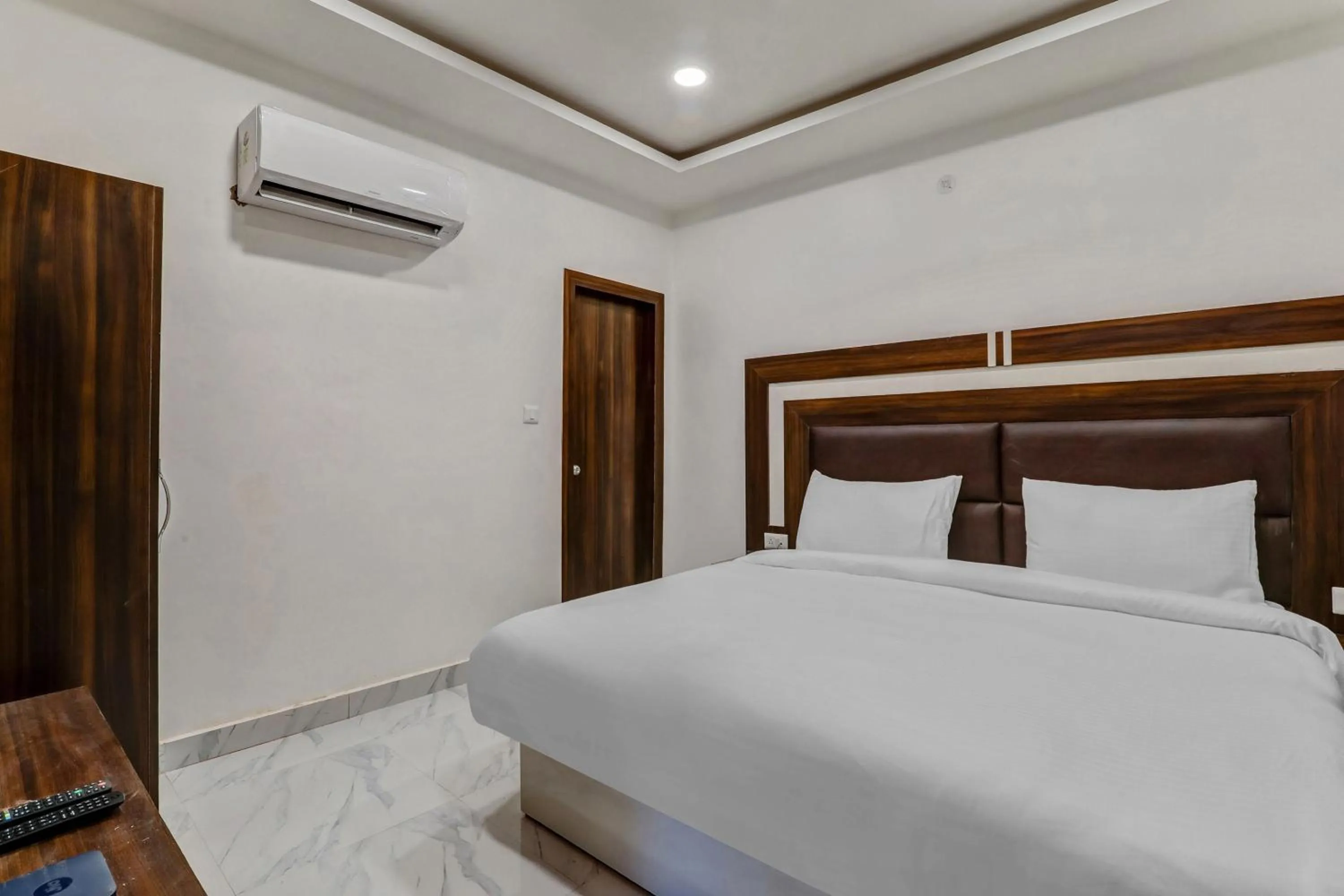 Bedroom, Bed in Super Collection O Yamuna Palace Near Gomti Riverfront Park