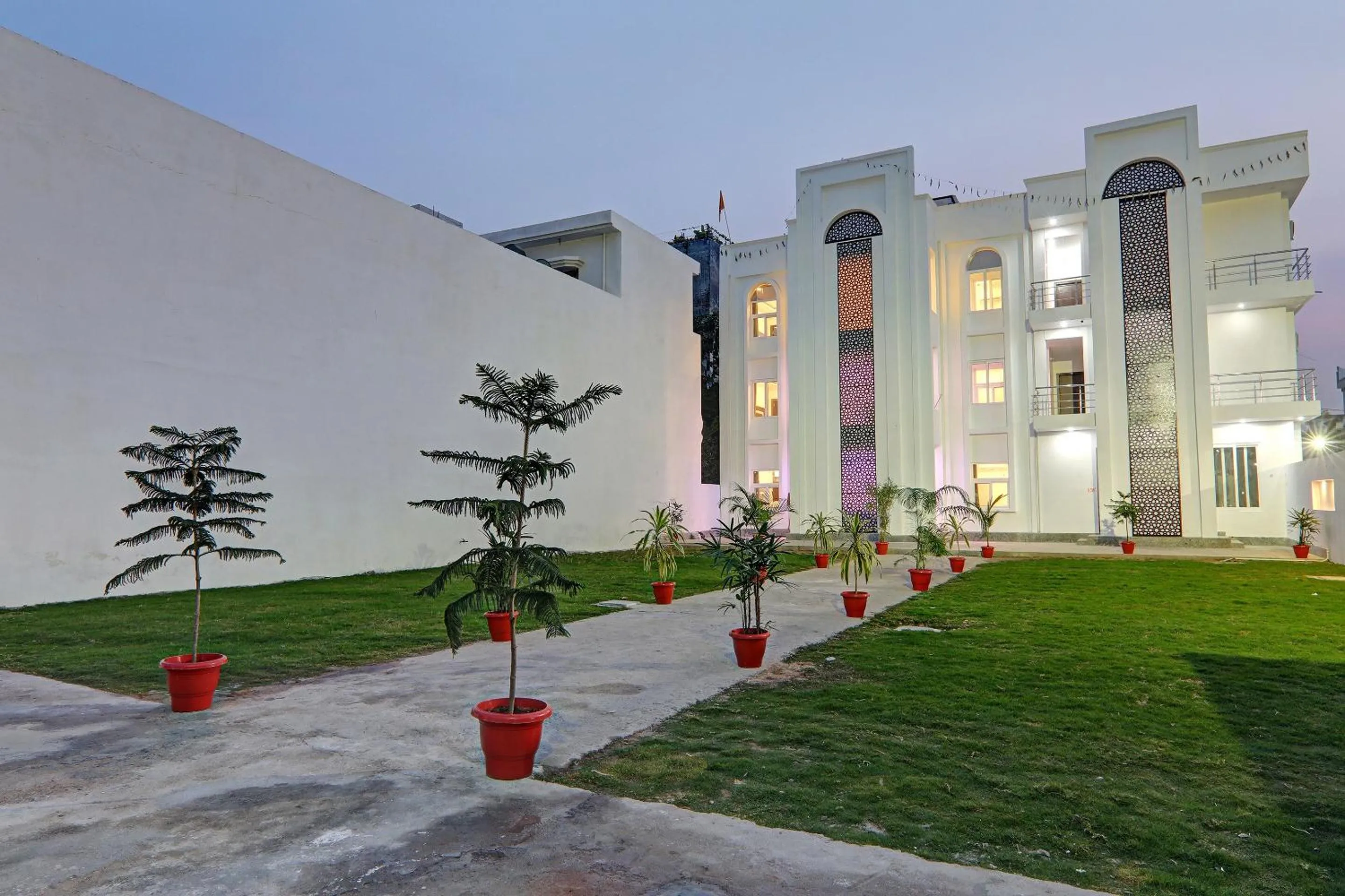 Facade/entrance in Collection O Yamuna Palace Near Gomti Riverfront Park