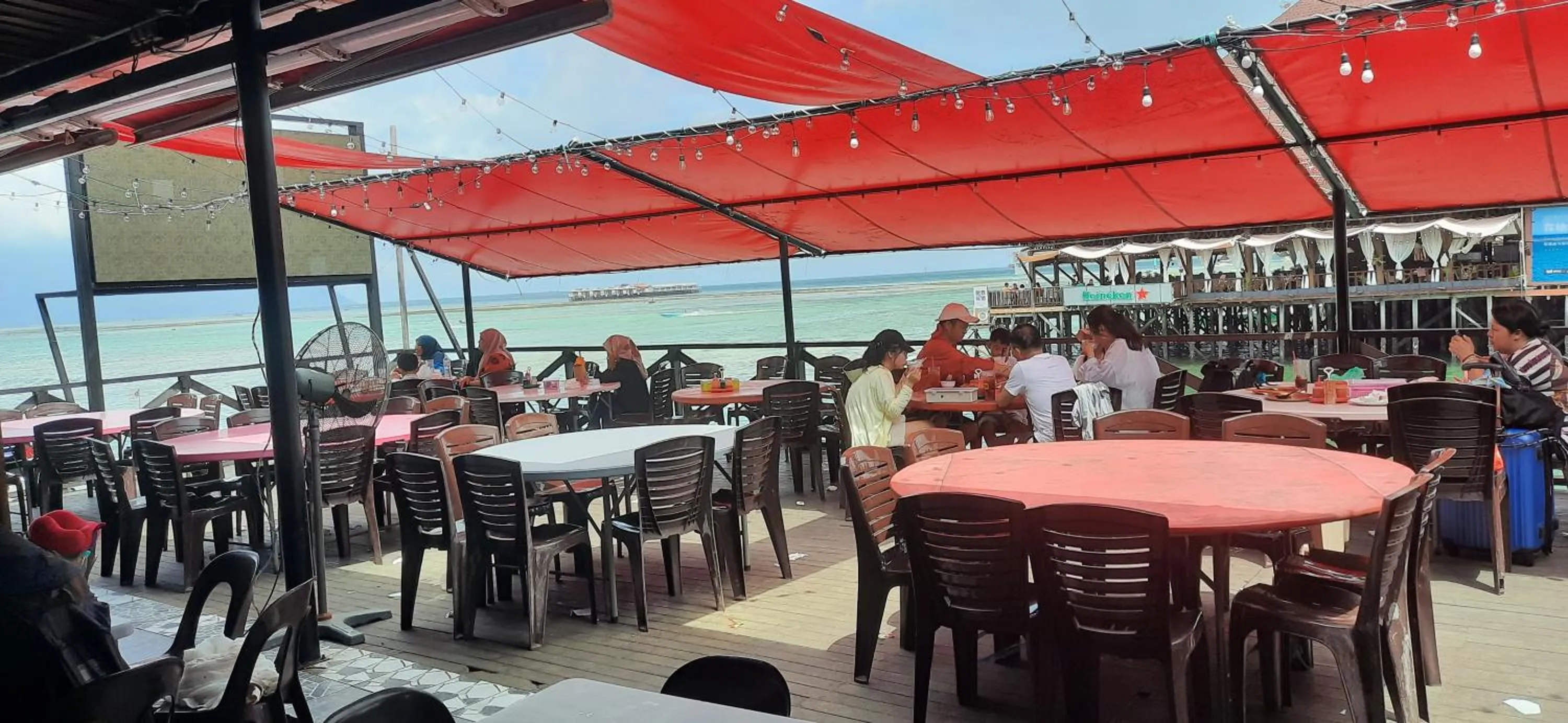 Restaurant/places to eat in Sipadan Inn Service Apartments Semporna