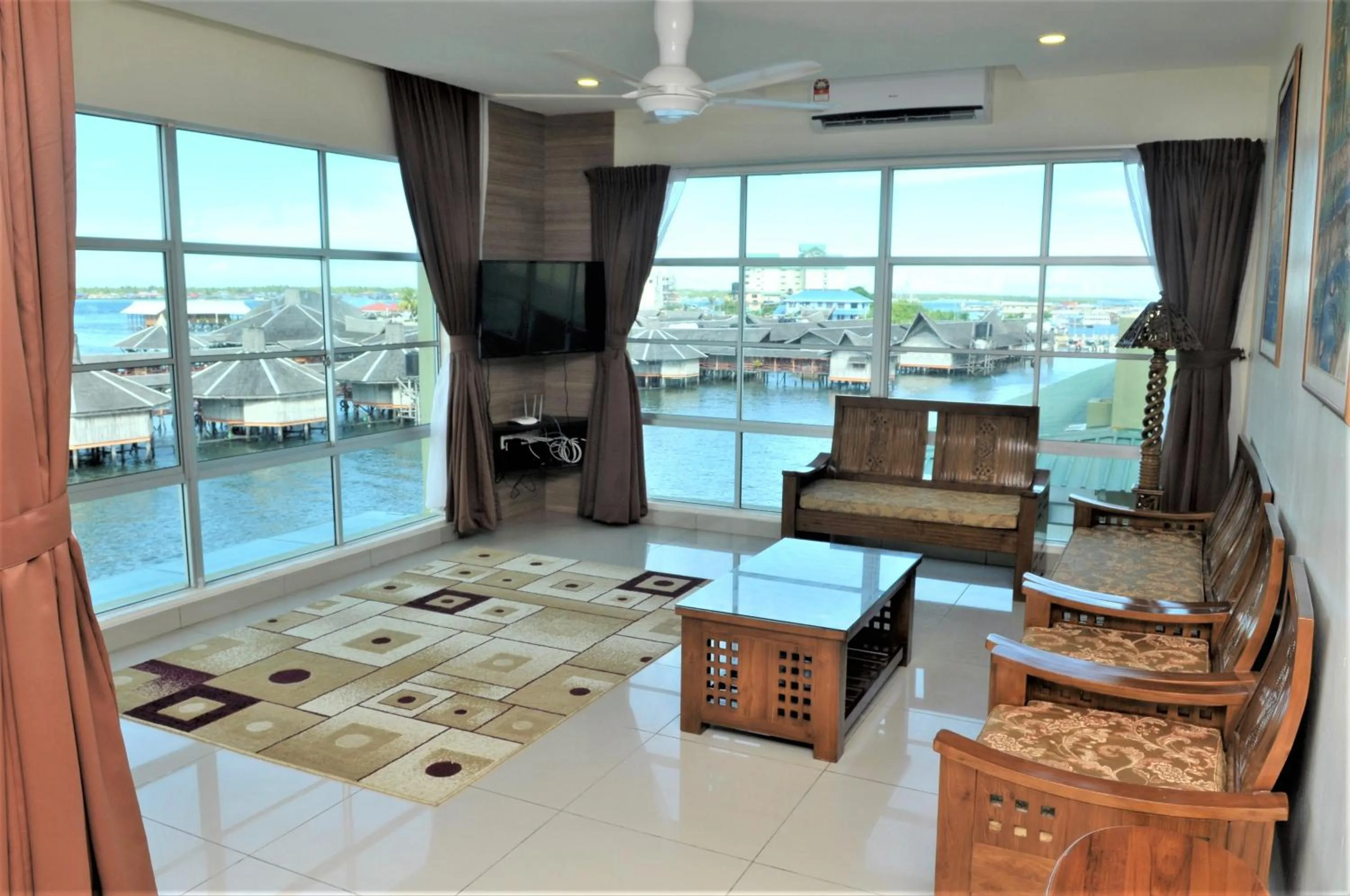 TV and multimedia in Sipadan Inn Service Apartments Semporna