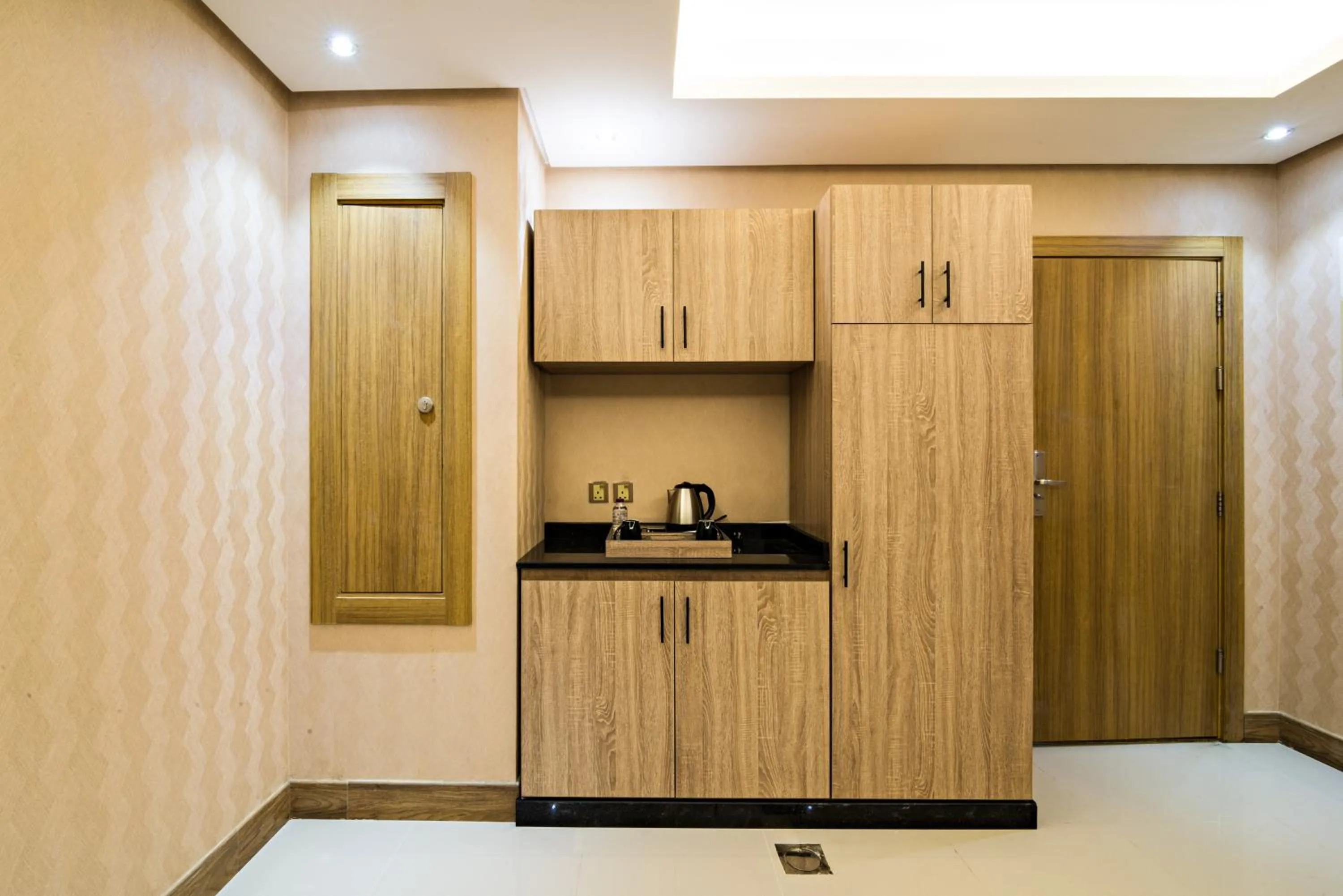 Coffee/tea facilities in Mirnian Hotel