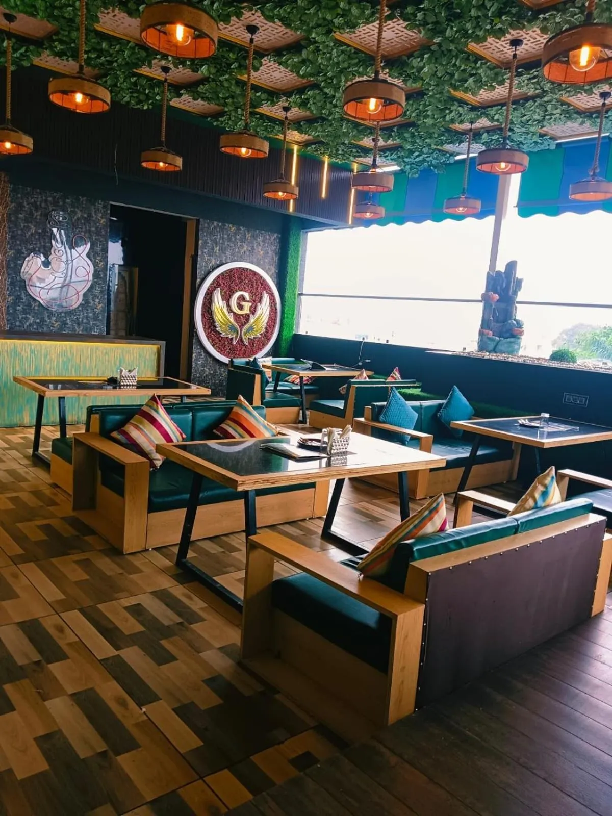 Restaurant/places to eat in Hotel Golden Bliss