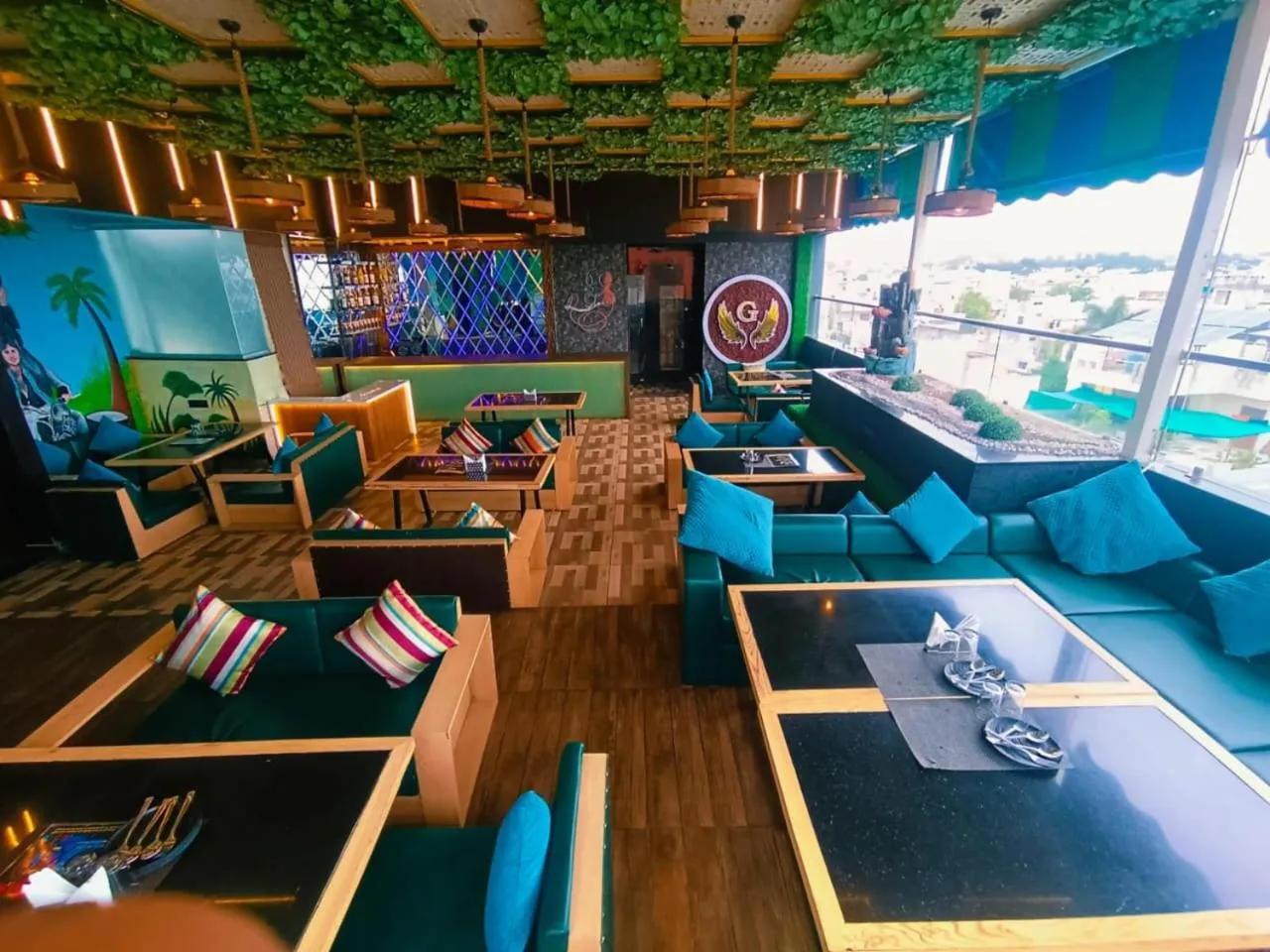 Restaurant/places to eat in Hotel Golden Bliss