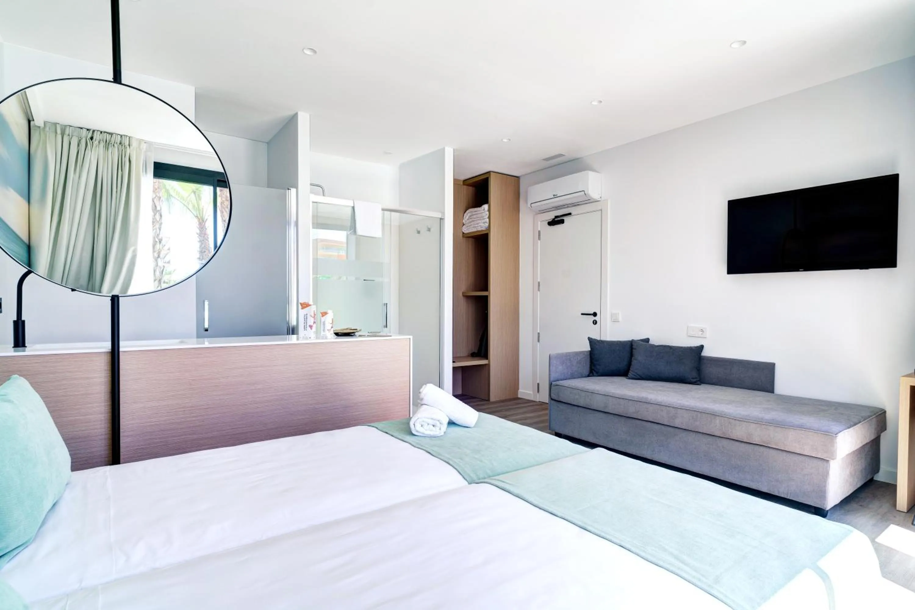 Bedroom, Bed in Alannia Salou