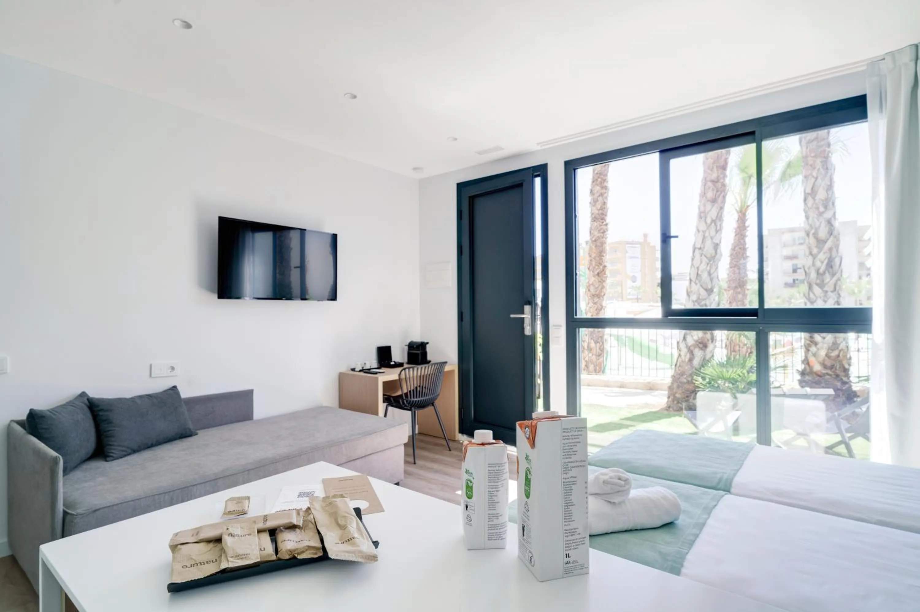 Bedroom, Bed in Alannia Salou