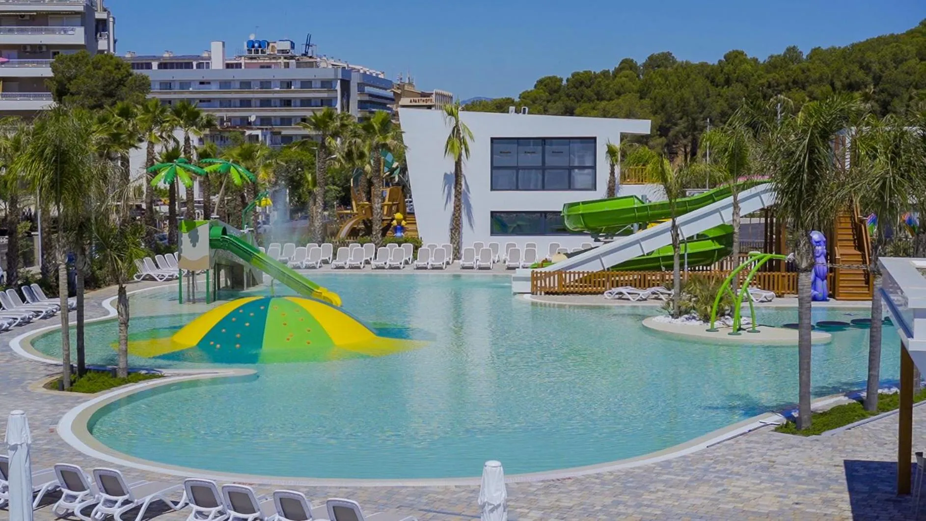 Swimming pool in Alannia Salou