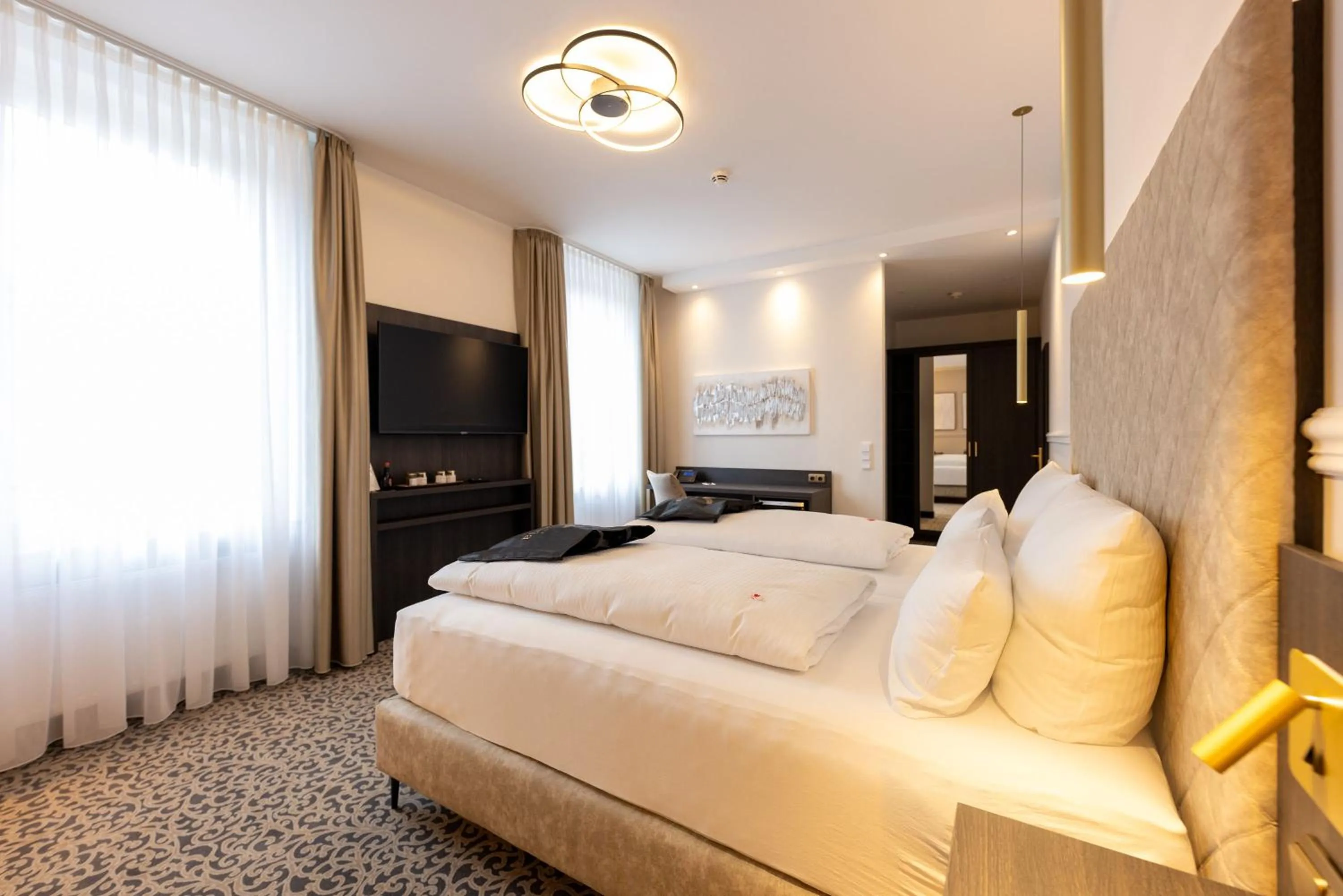 Photo of the whole room, Bed in Kaiserhof Victoria