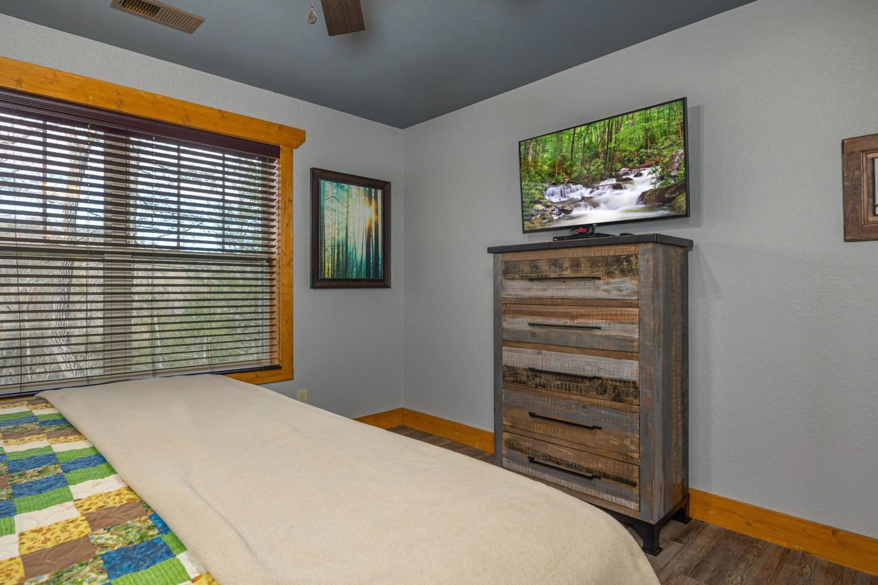 Bed in Mountain Sunrise Pool Cottage chalet