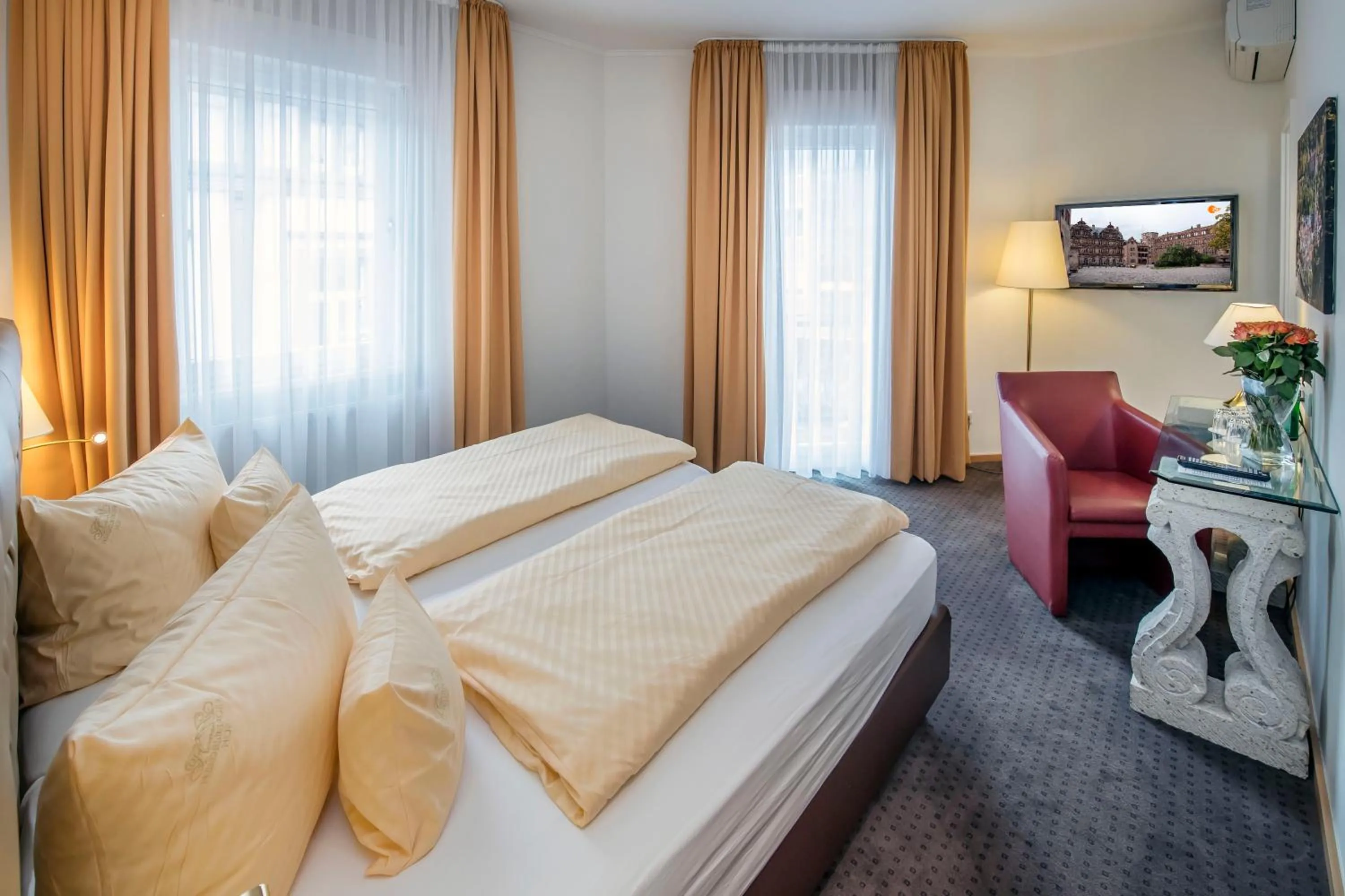 Bedroom, Bed in Hotel Heidelberger Hof