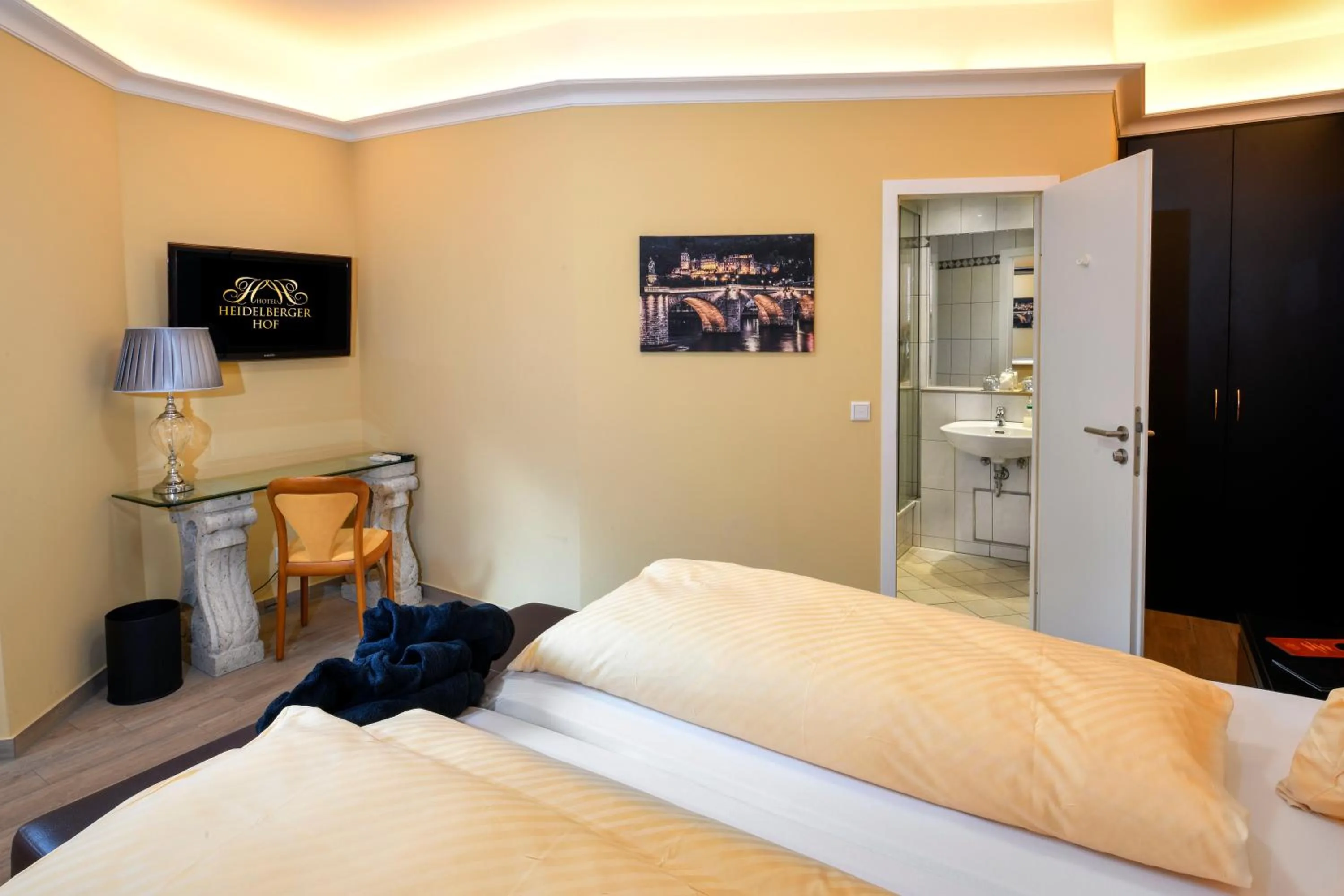 Bed in Hotel Heidelberger Hof