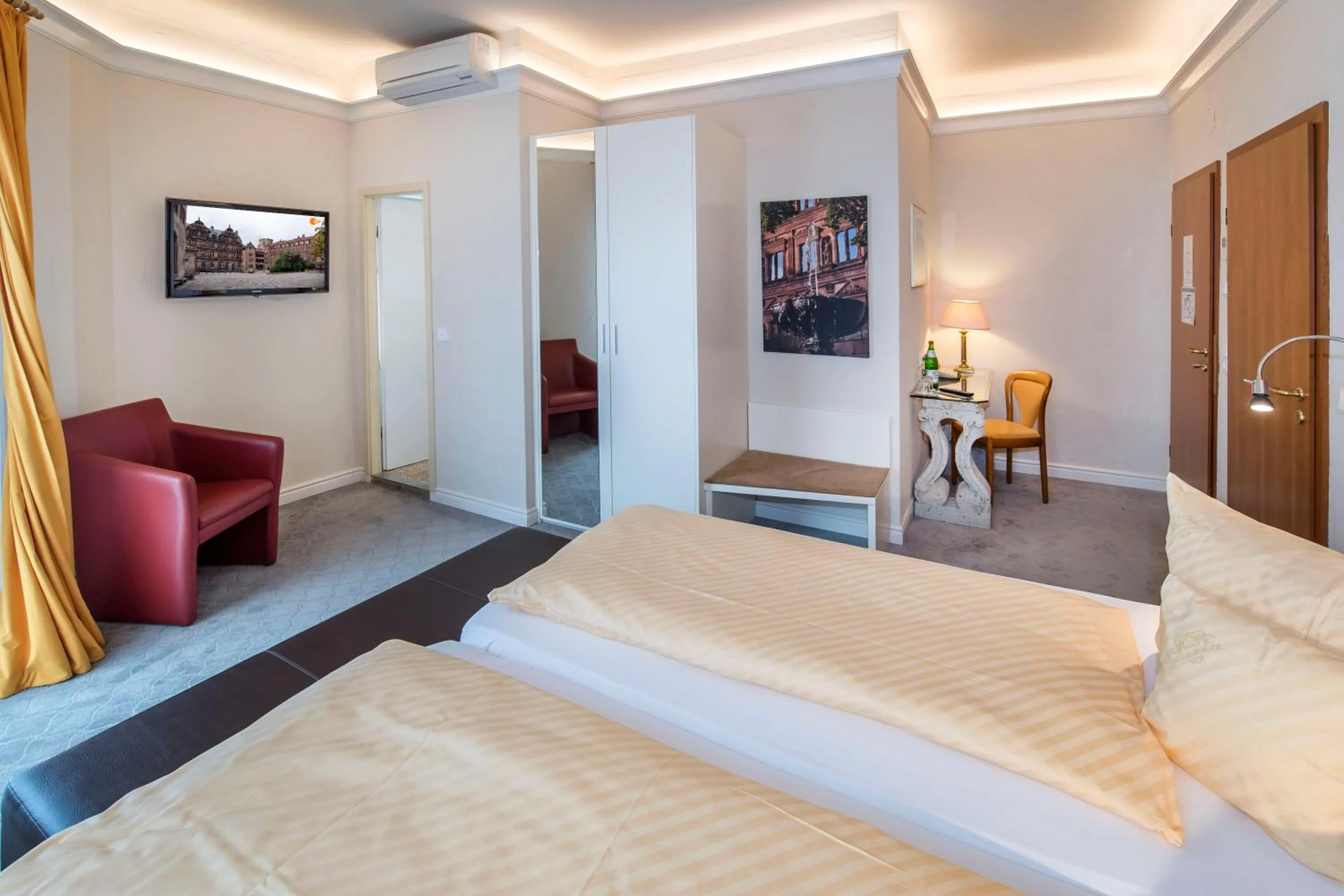 Bedroom, Bed in Hotel Heidelberger Hof