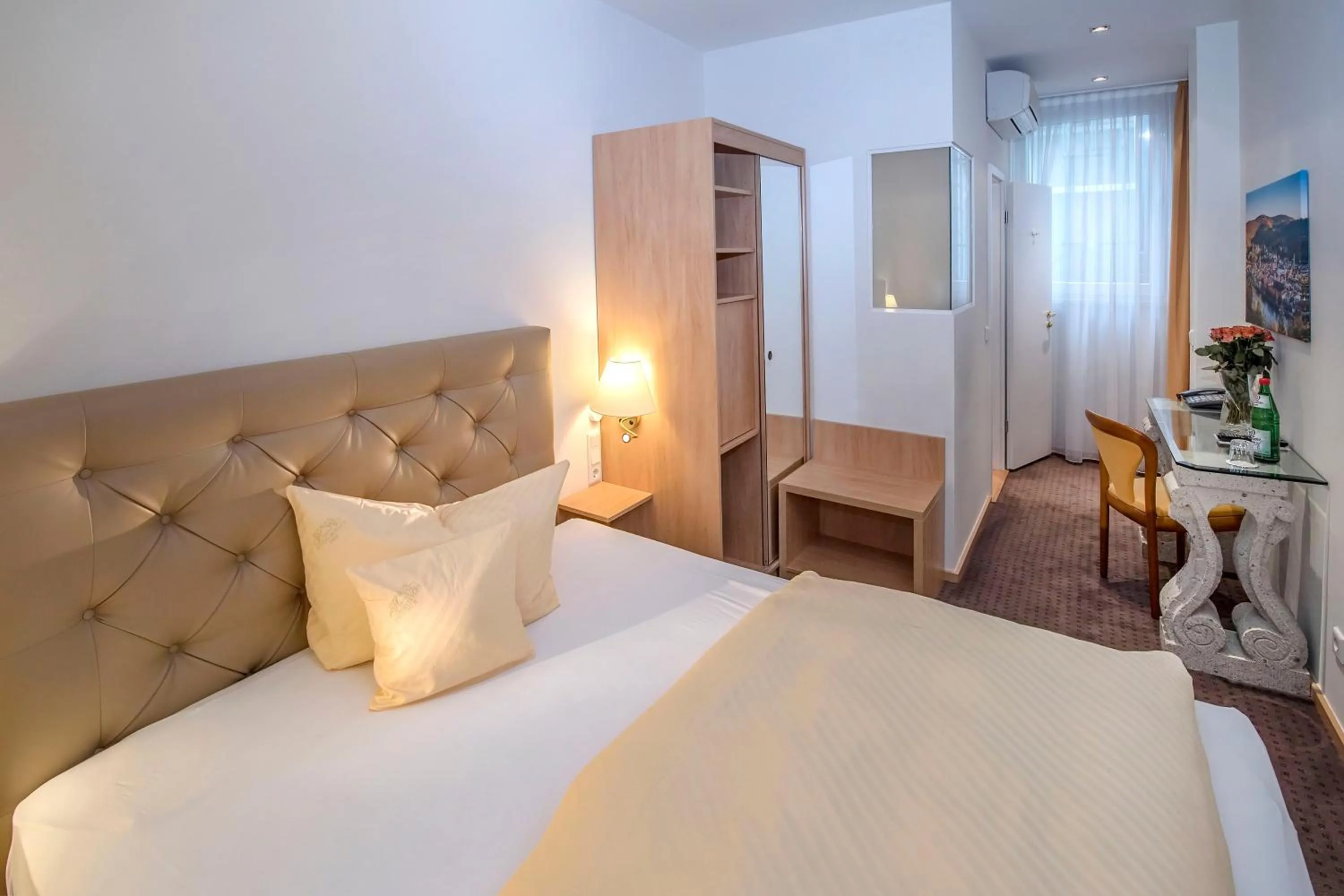 Bedroom, Bed in Hotel Heidelberger Hof