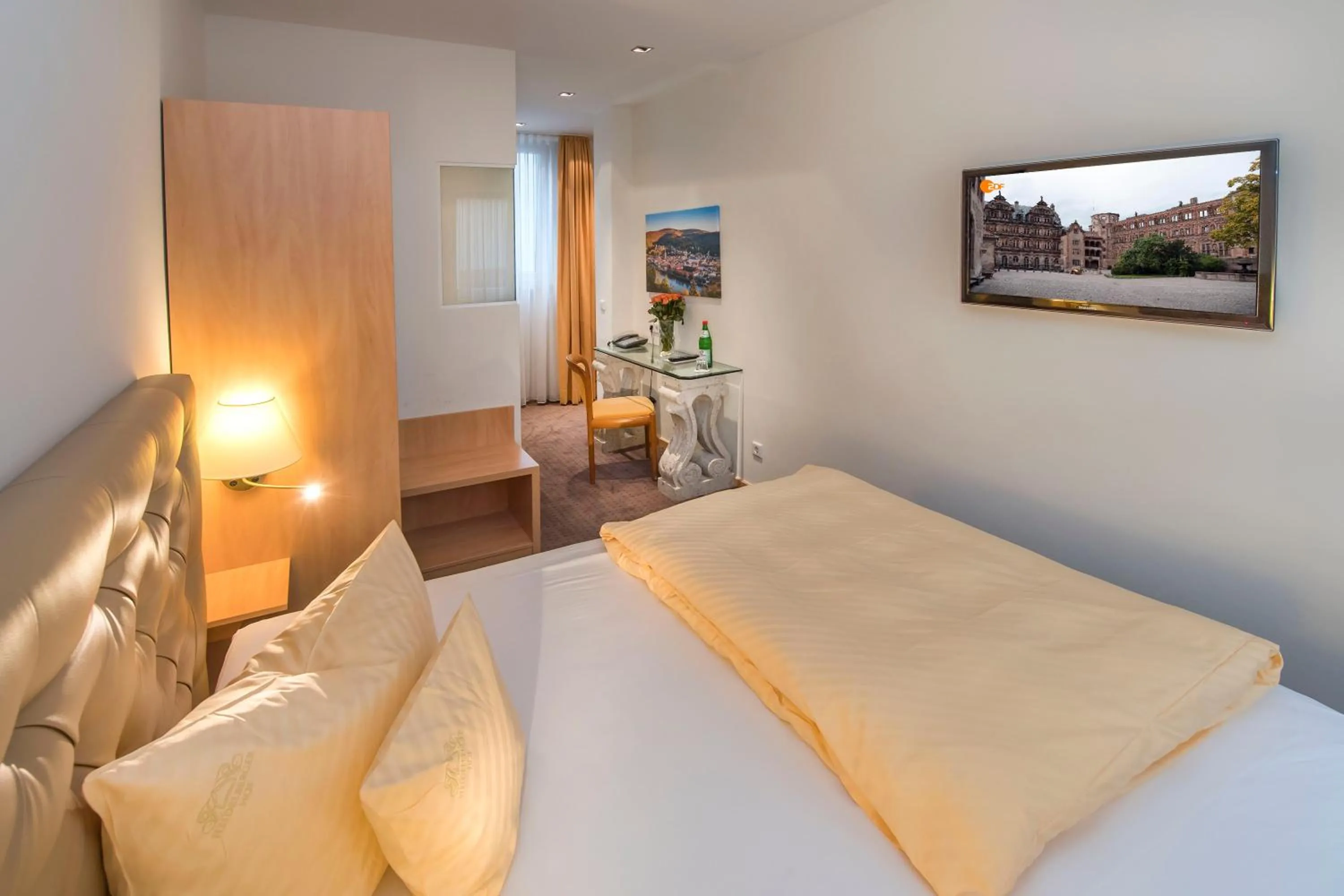 Bedroom, Bed in Hotel Heidelberger Hof