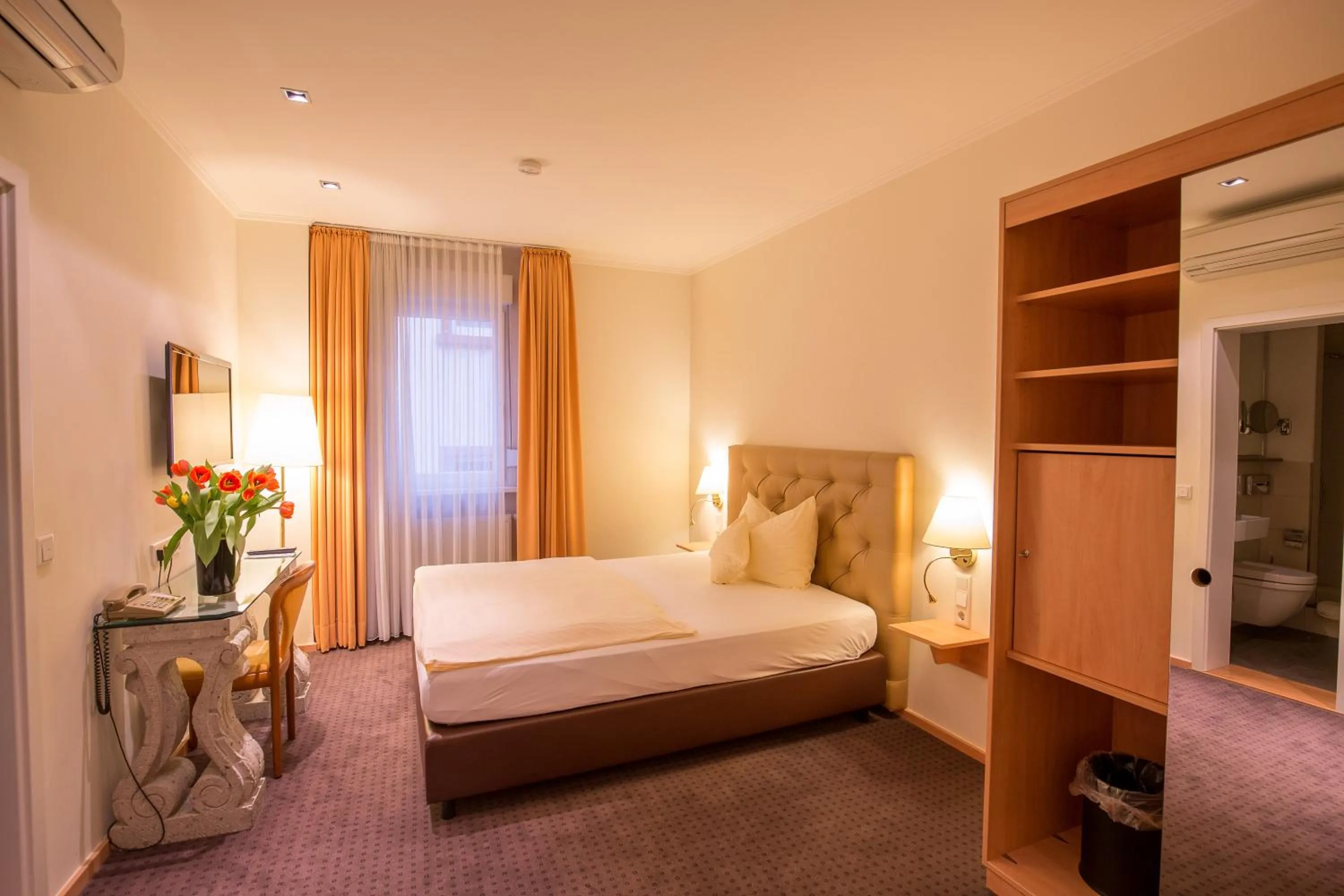 Photo of the whole room, Bed in Hotel Heidelberger Hof