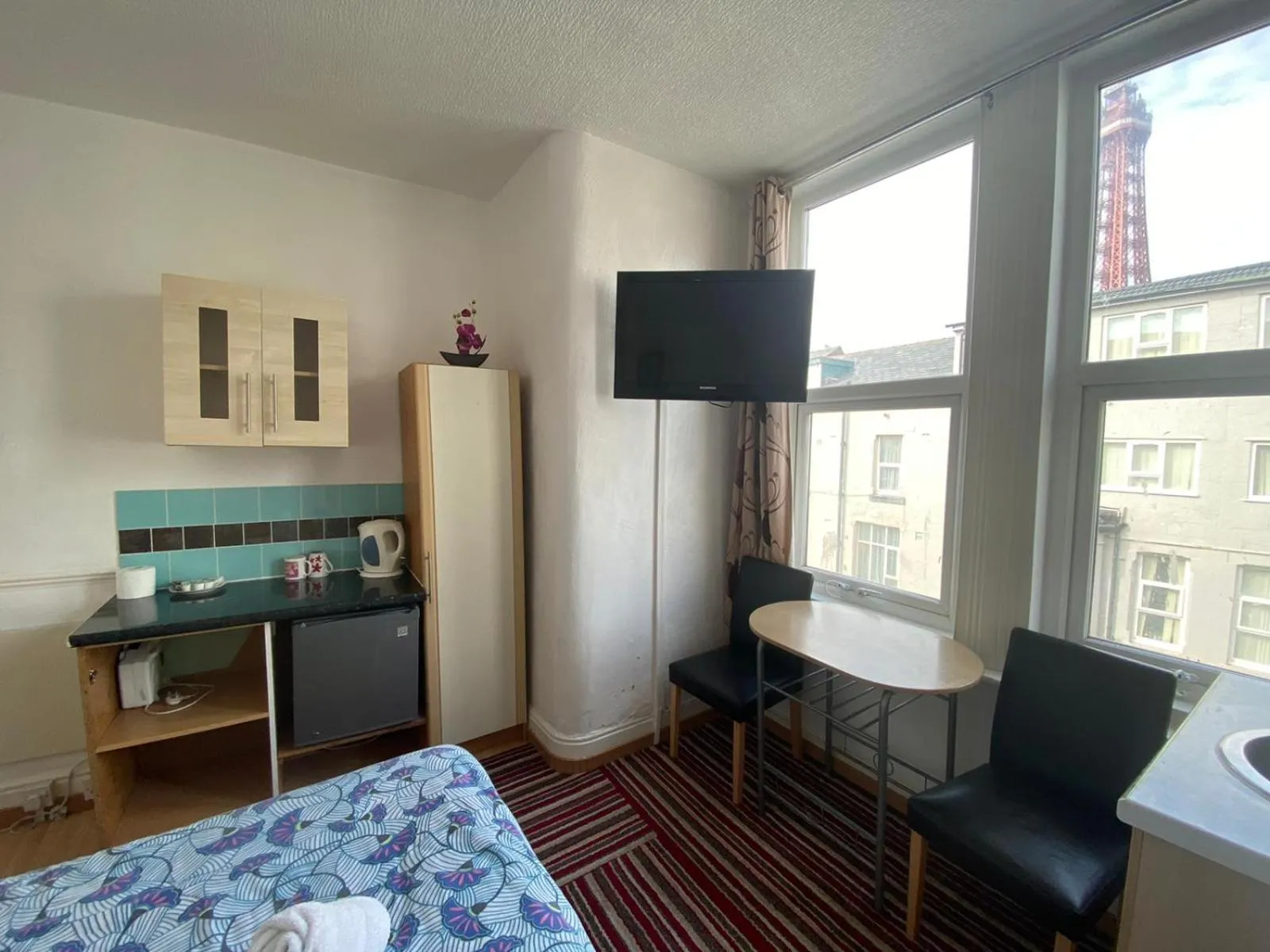 Communal lounge/ TV room in Mellory hotel